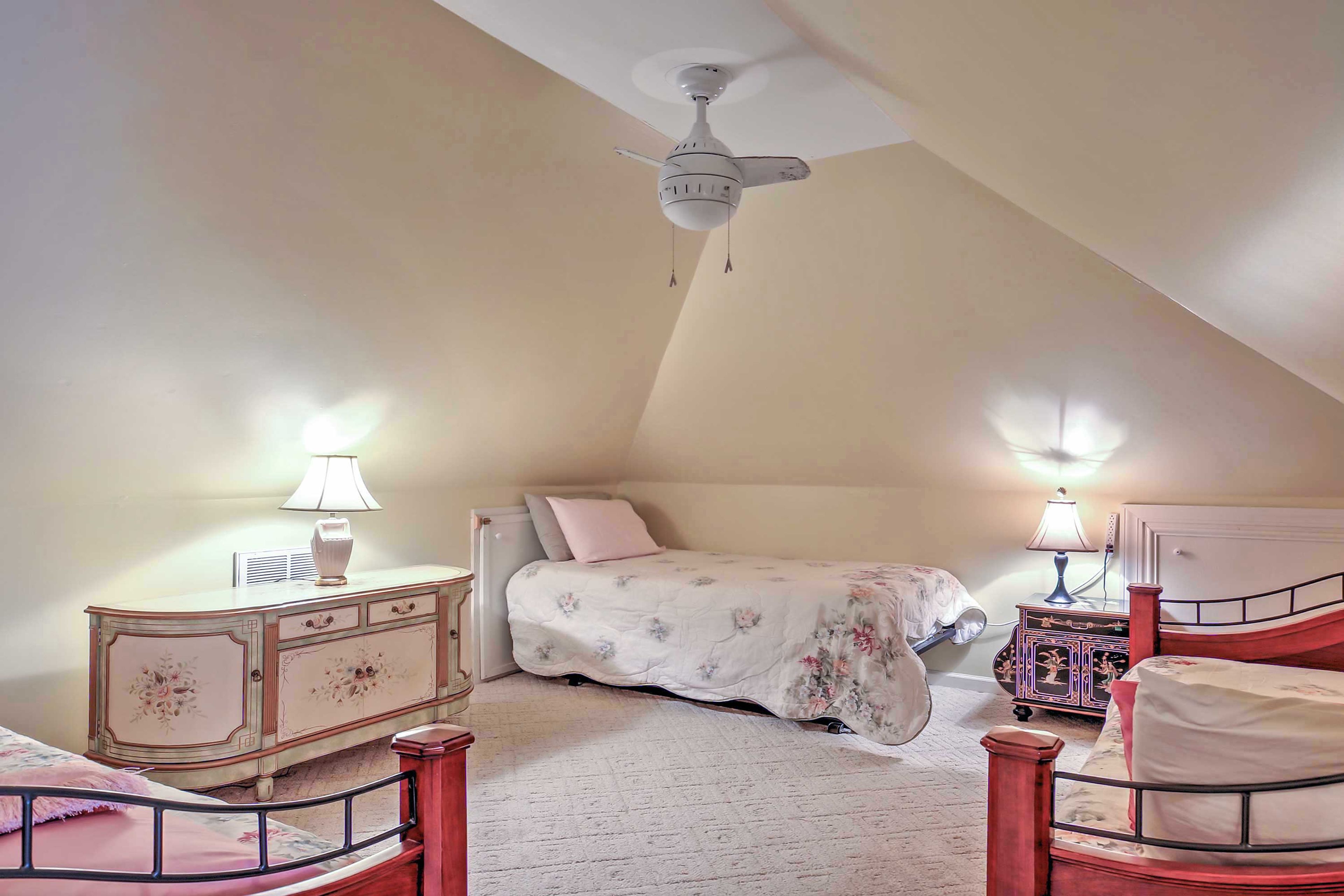 Bedroom 2 | Full Bed | 4 Twin Beds | 1 Twin Mattress