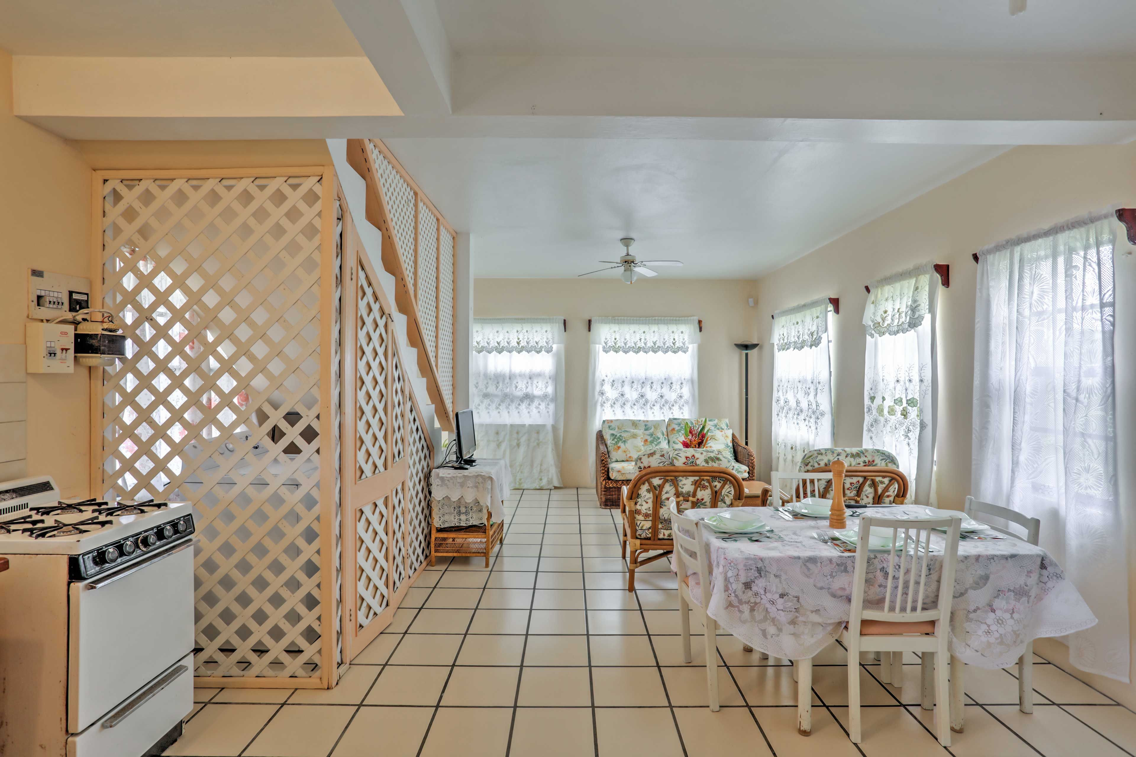 Dining Table | Dishware Provided