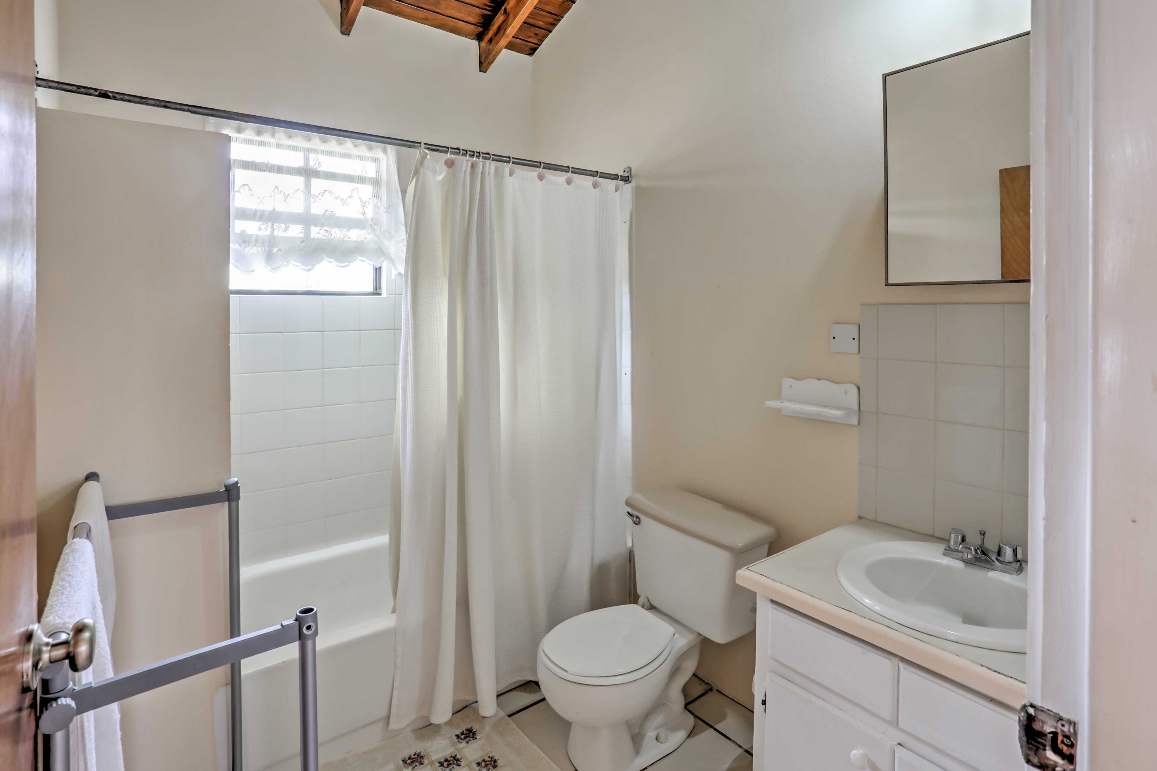 Full Bathroom | Towels Provided