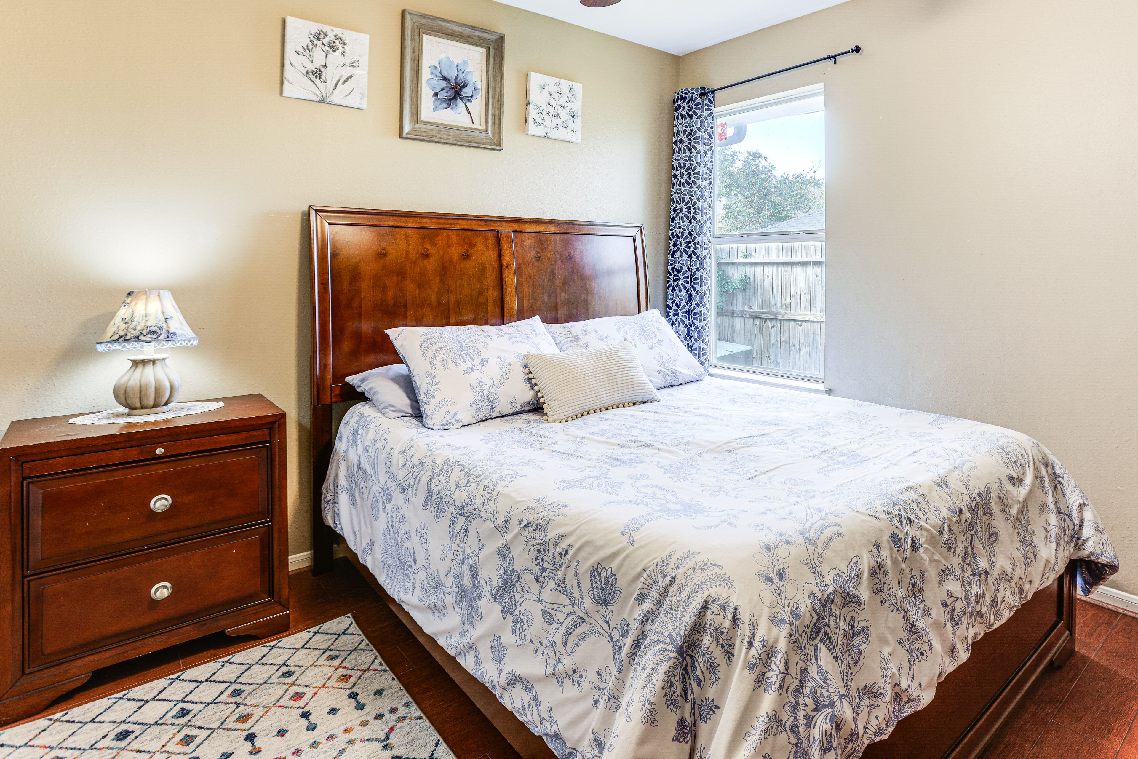 Bedroom 1 | Queen Bed