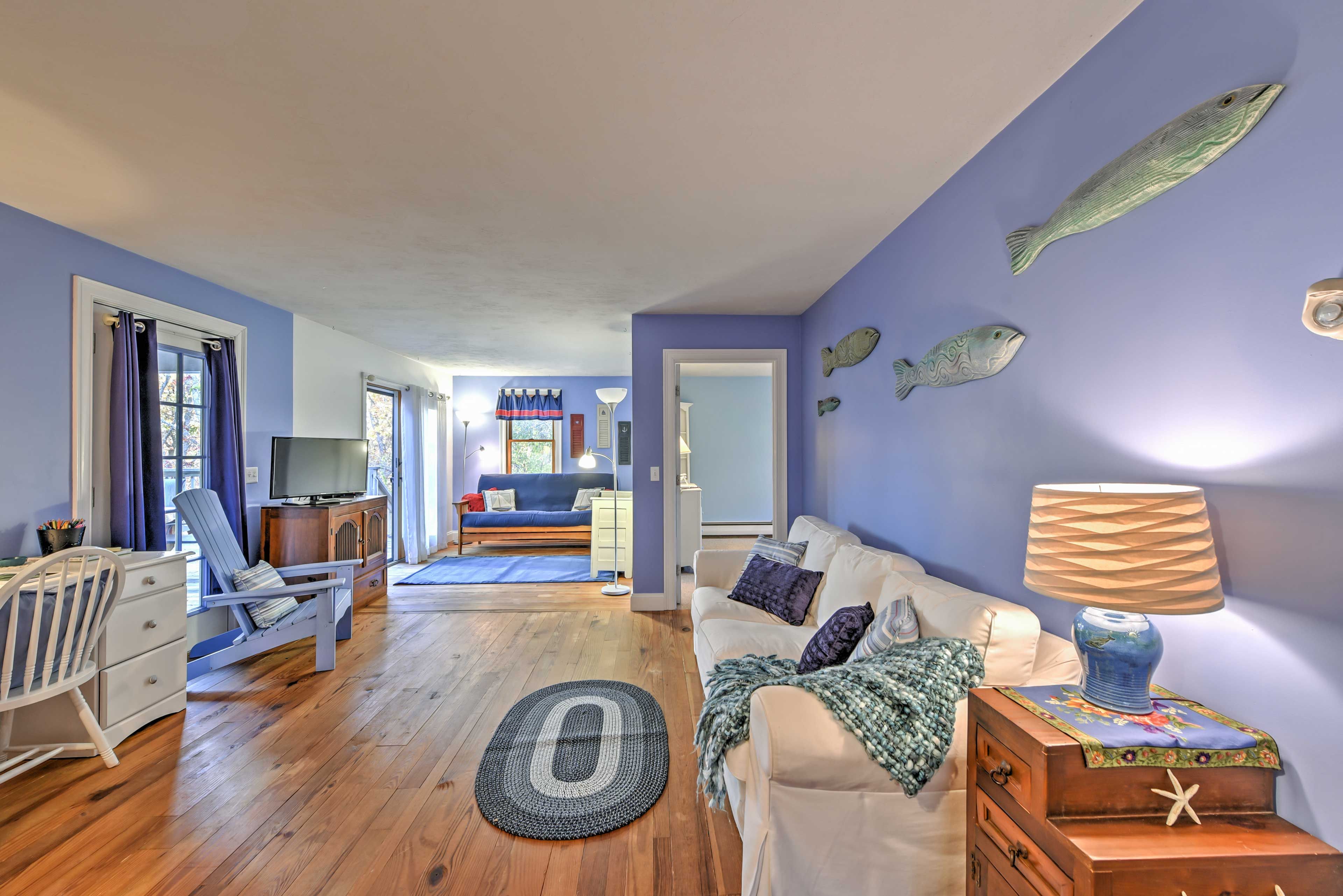 Living Room | Full Sleeper Sofa | Cable TV | Desk Workspace