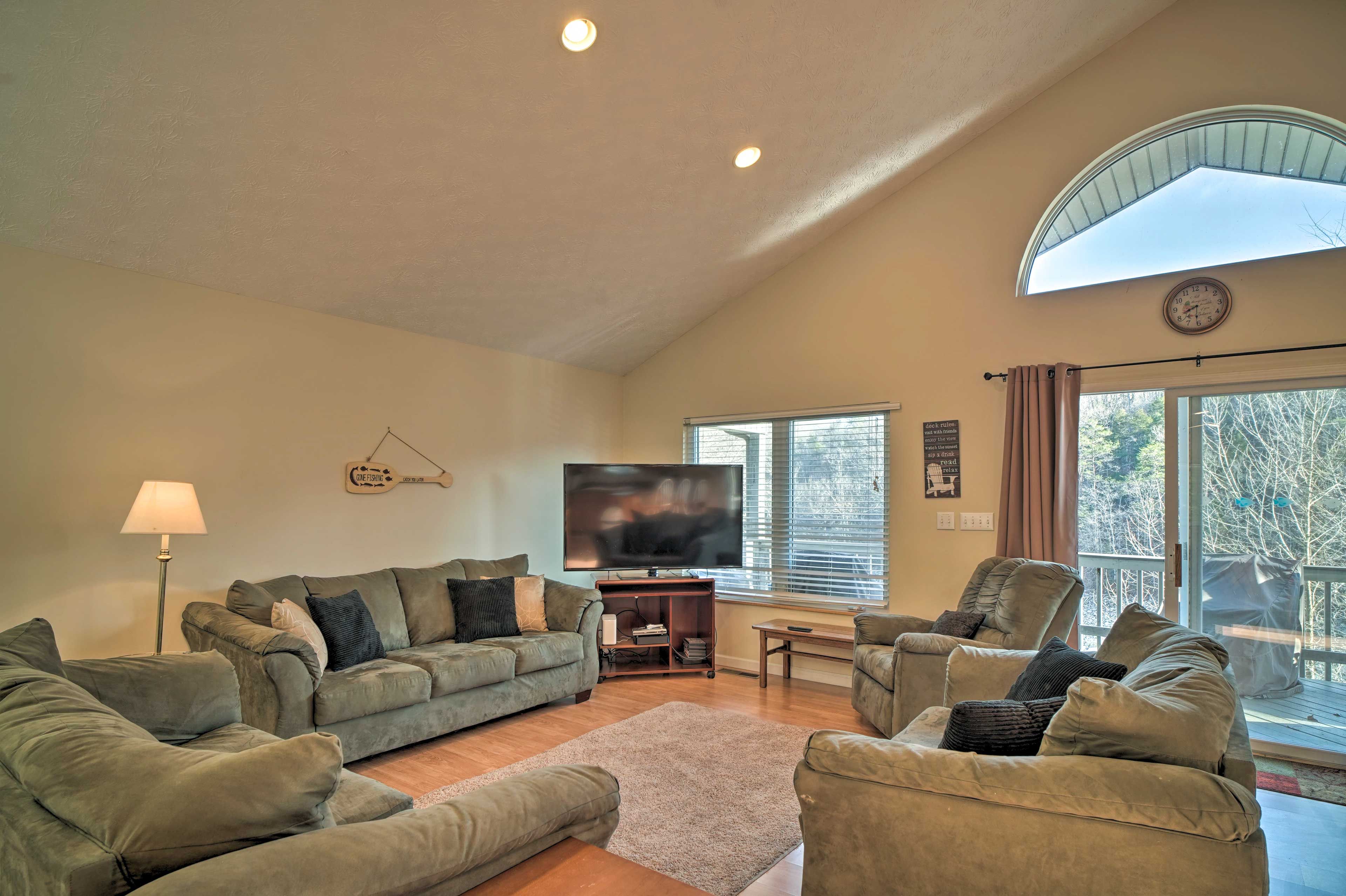 Living Room | Free WiFi | Central Heating & A/C | Cable TV