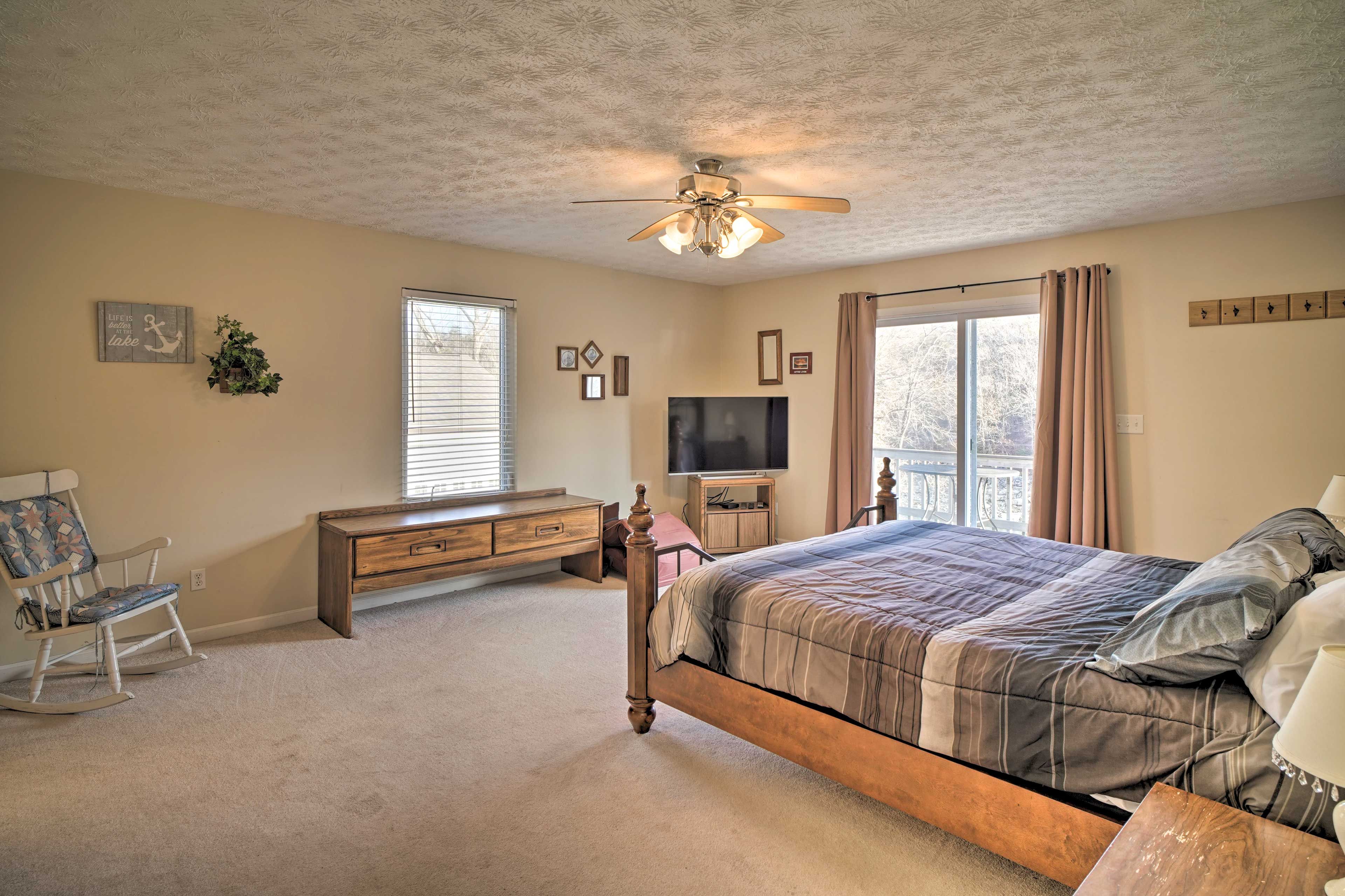 Bedroom 1 | King Bed | En-Suite Bathroom | 1st Floor