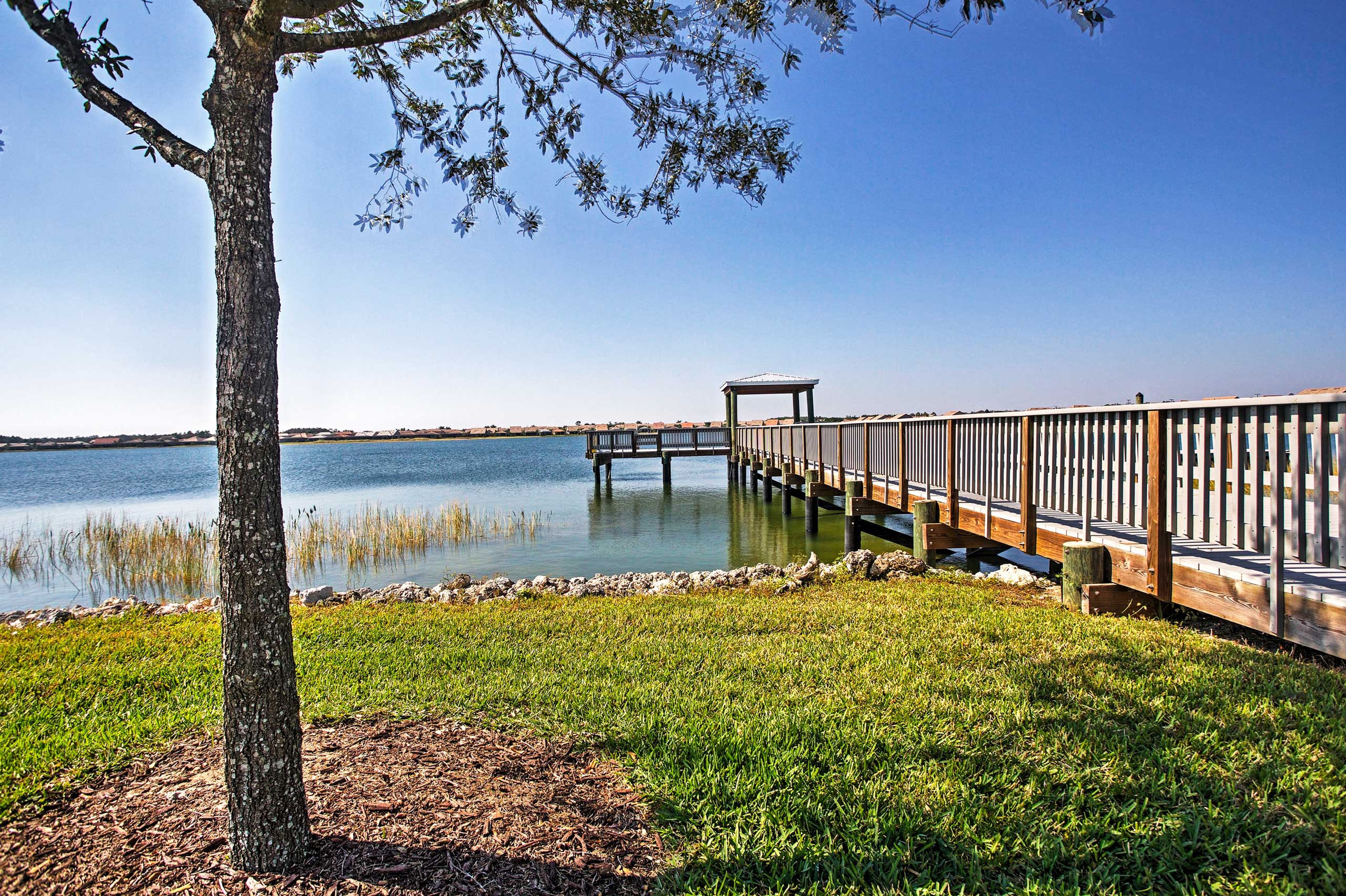 You'll find easy access to the lake.