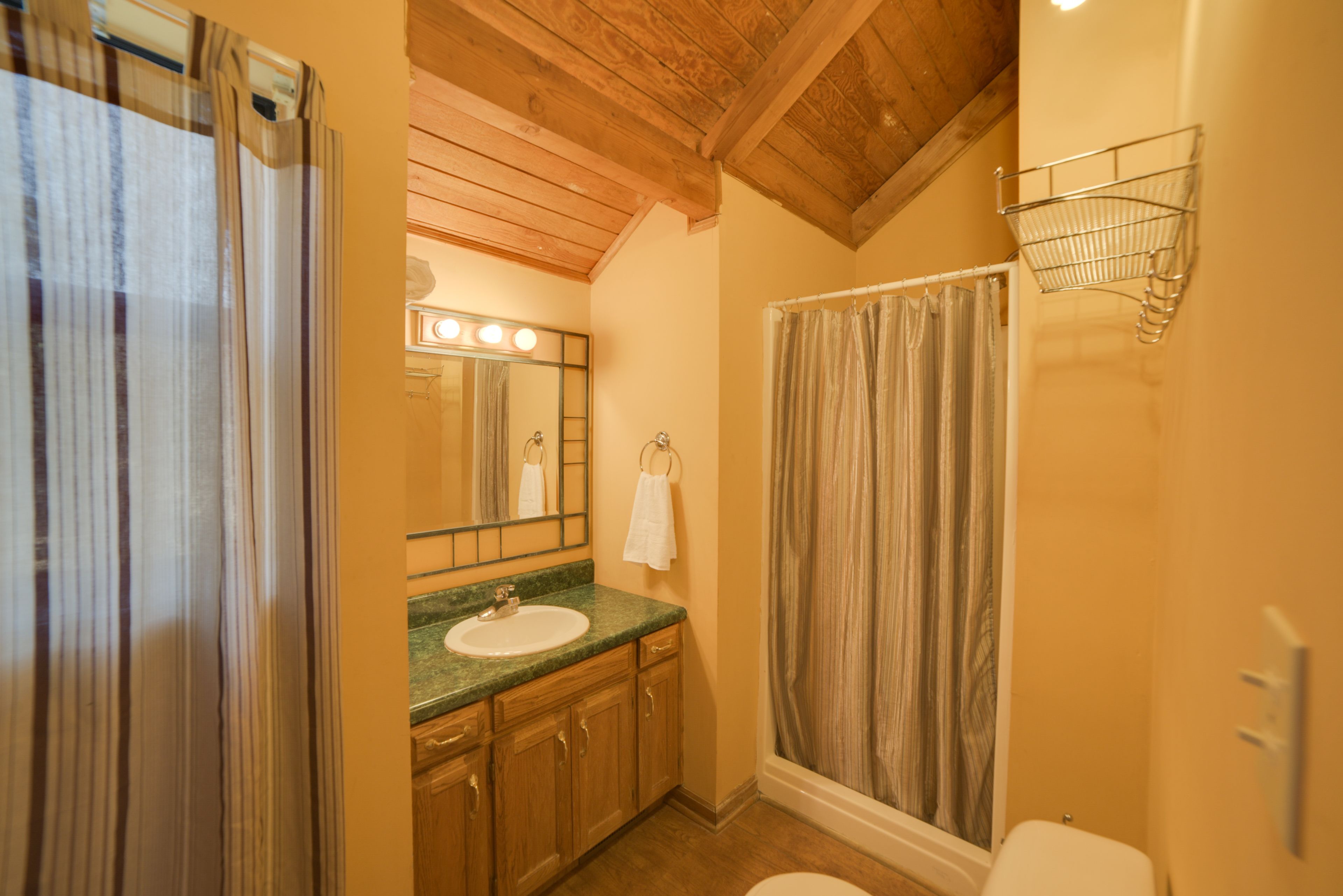 Full Bathroom | Towels & Linens Provided