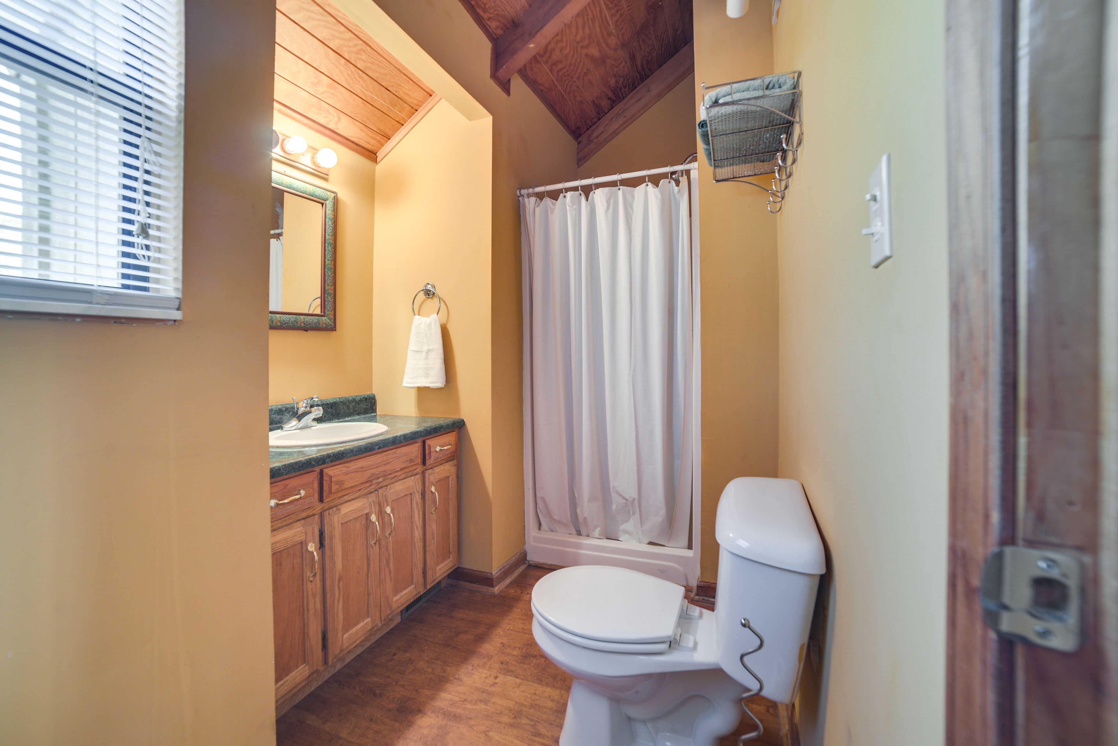 Full Bathroom | Towels & Linens Provided
