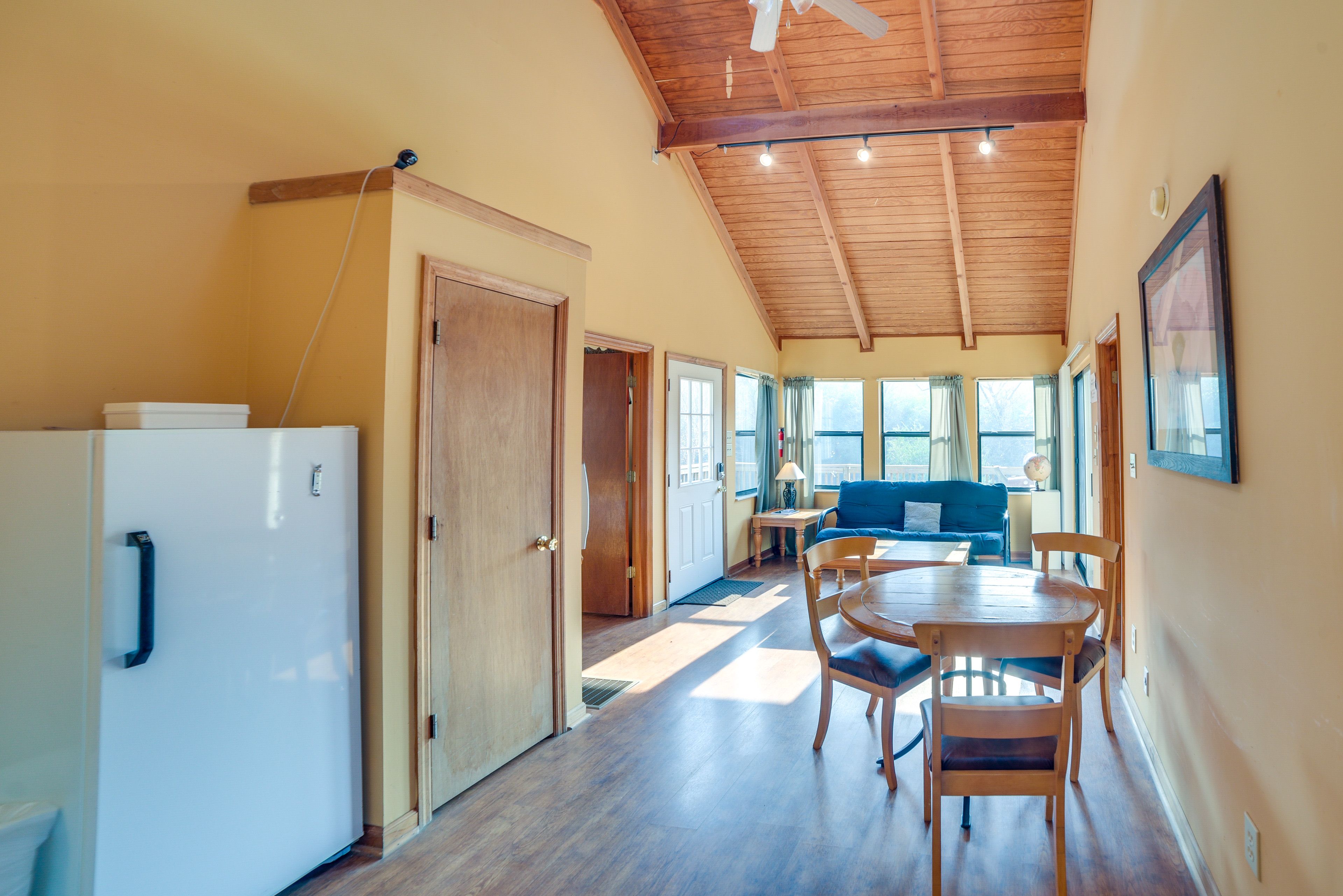 Dining Area | Dishes & Flatware Provided
