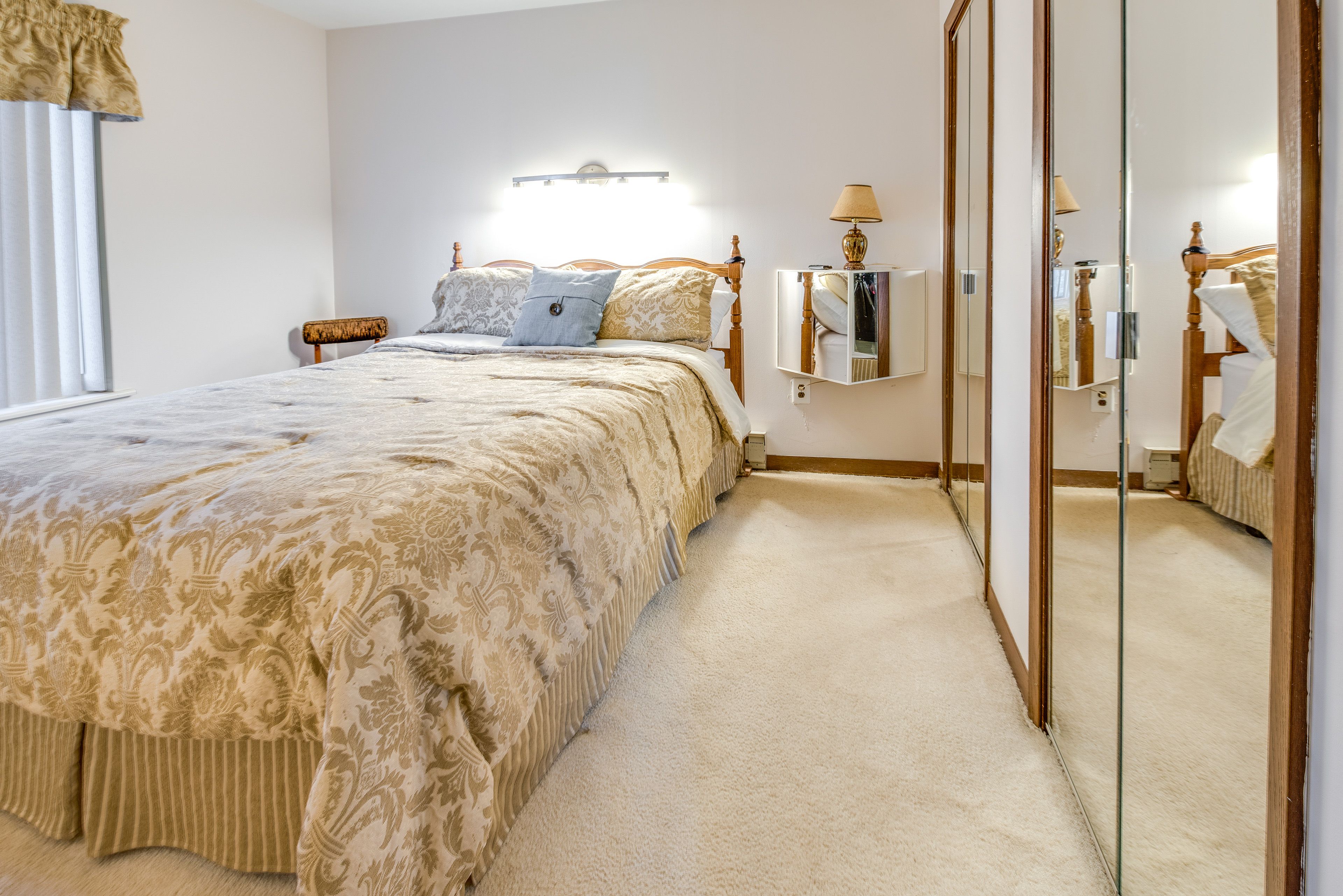 Bedroom 1 | Queen Bed | Linens Provided | 1st Floor