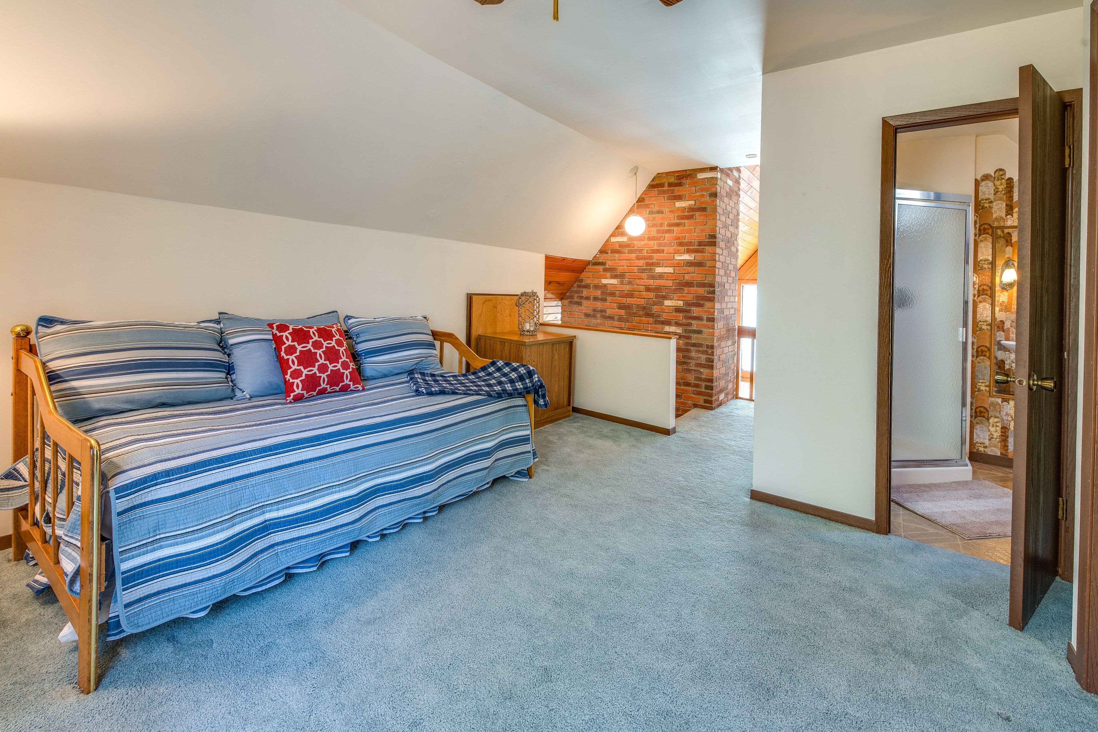 Loft | Queen Bed | 2nd Floor