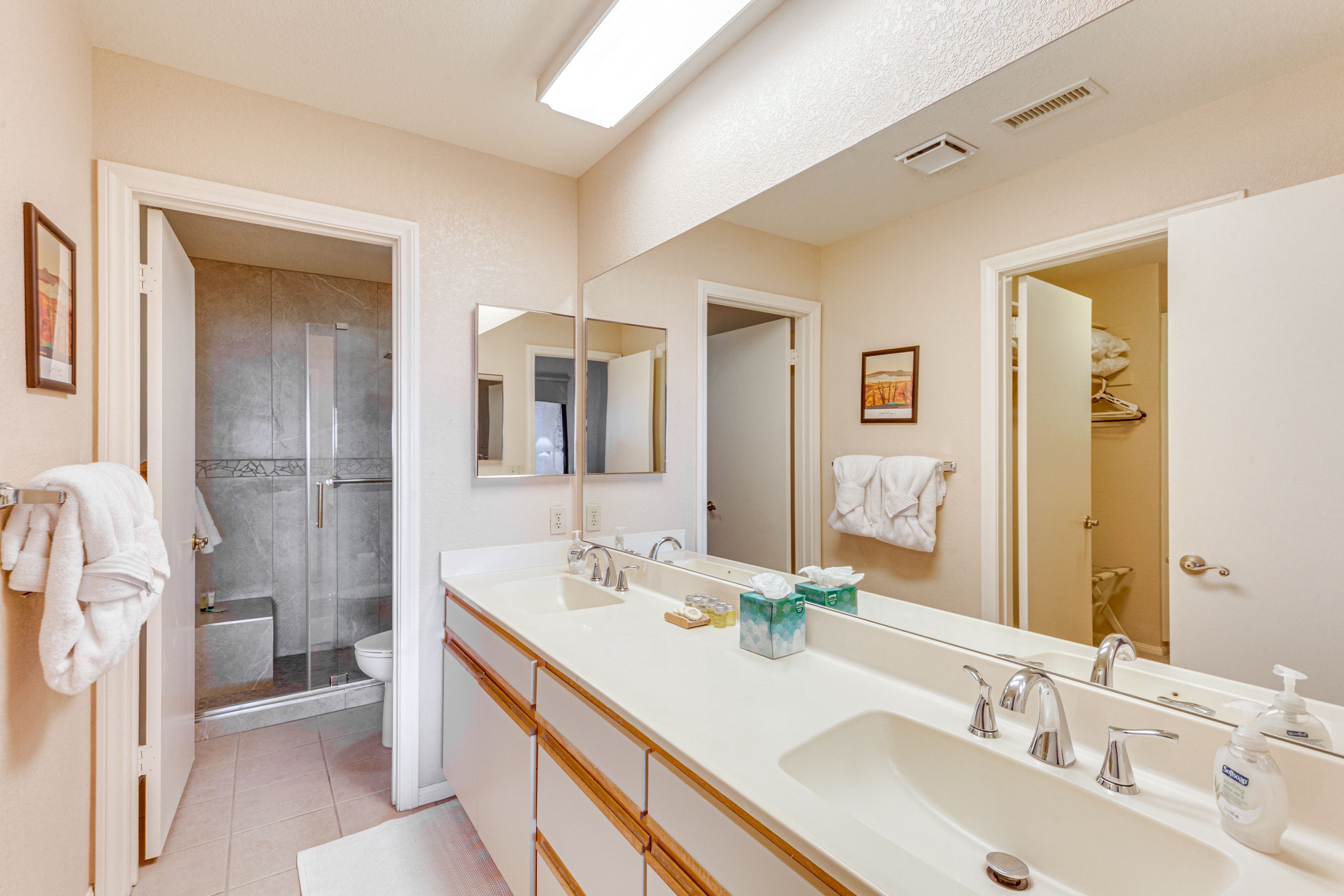 Full Bathroom | Towels Provided