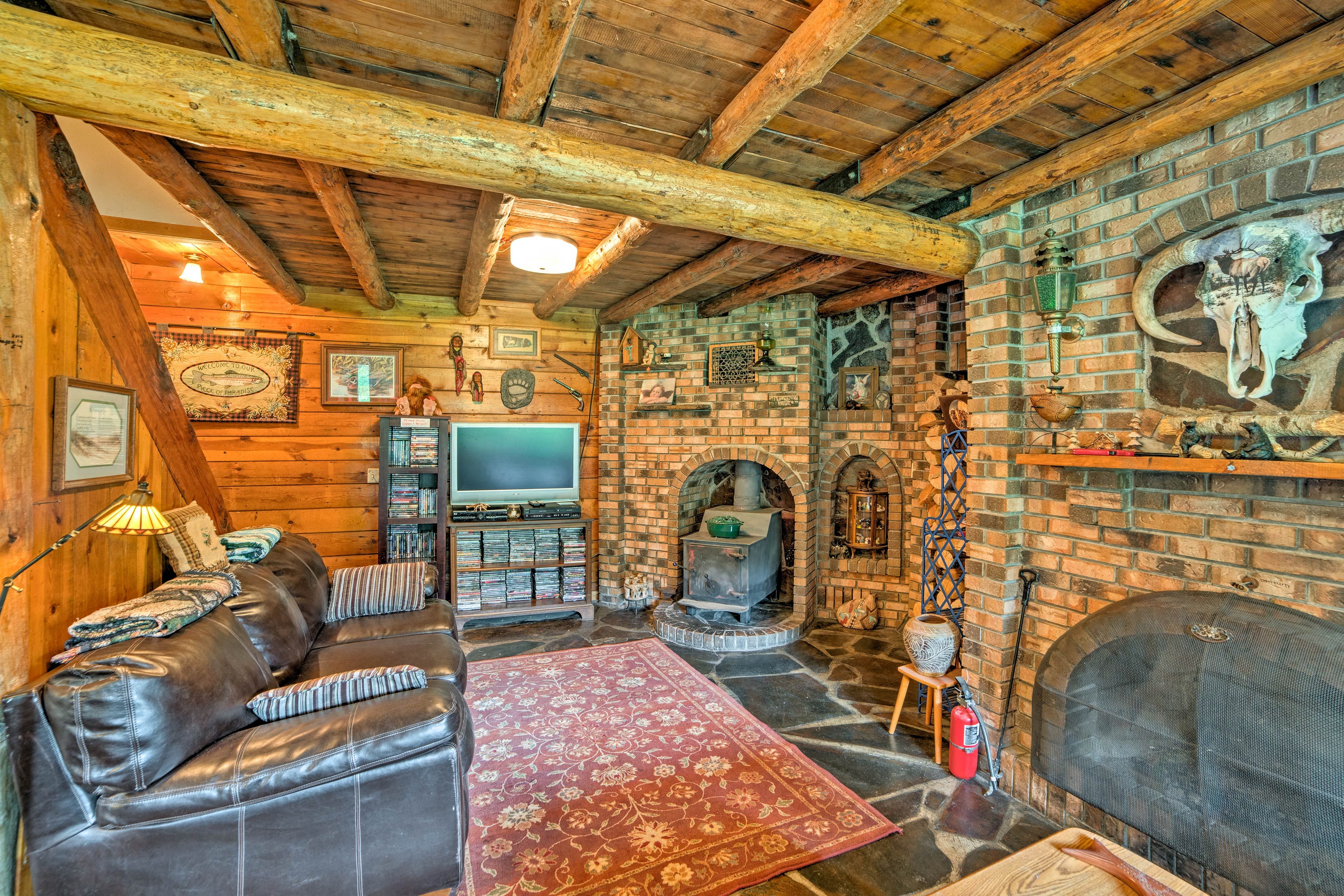 Living Room | DVD Player | Central Heat | Pet Friendly w/ Fee