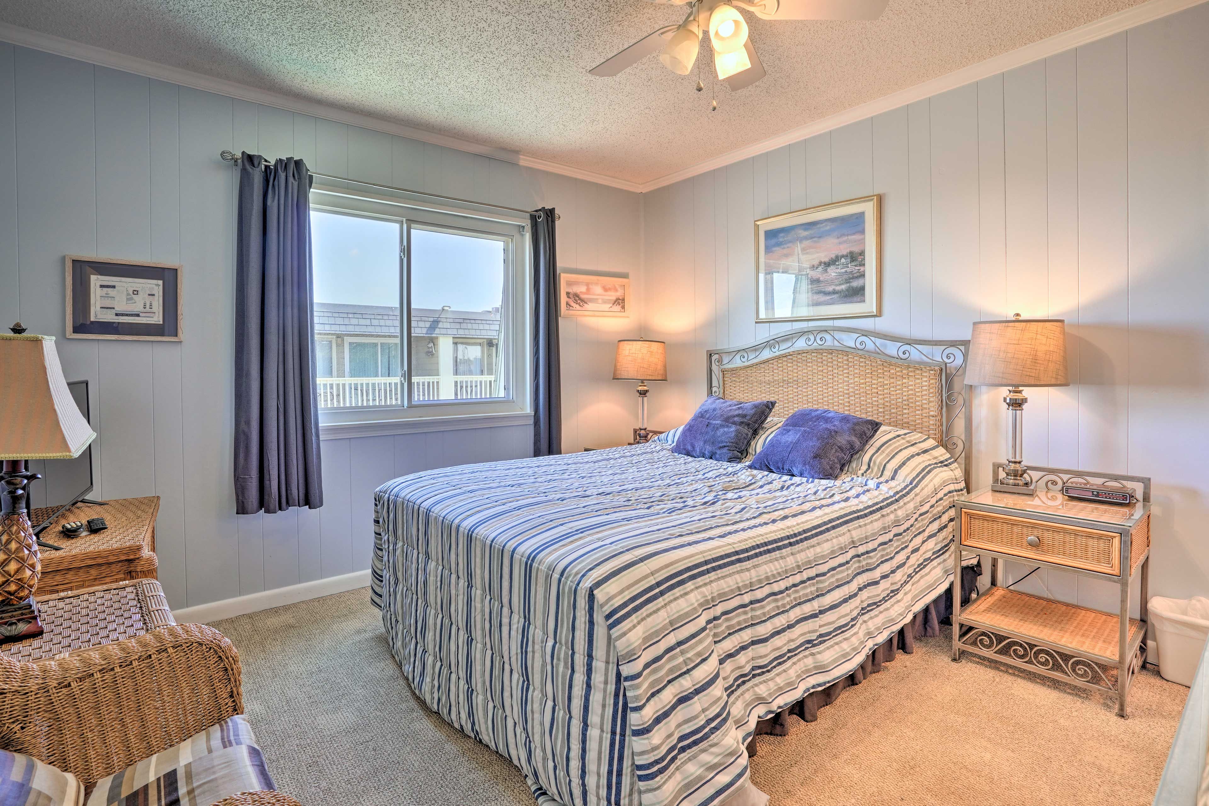Bedroom 1 | Queen Bed
