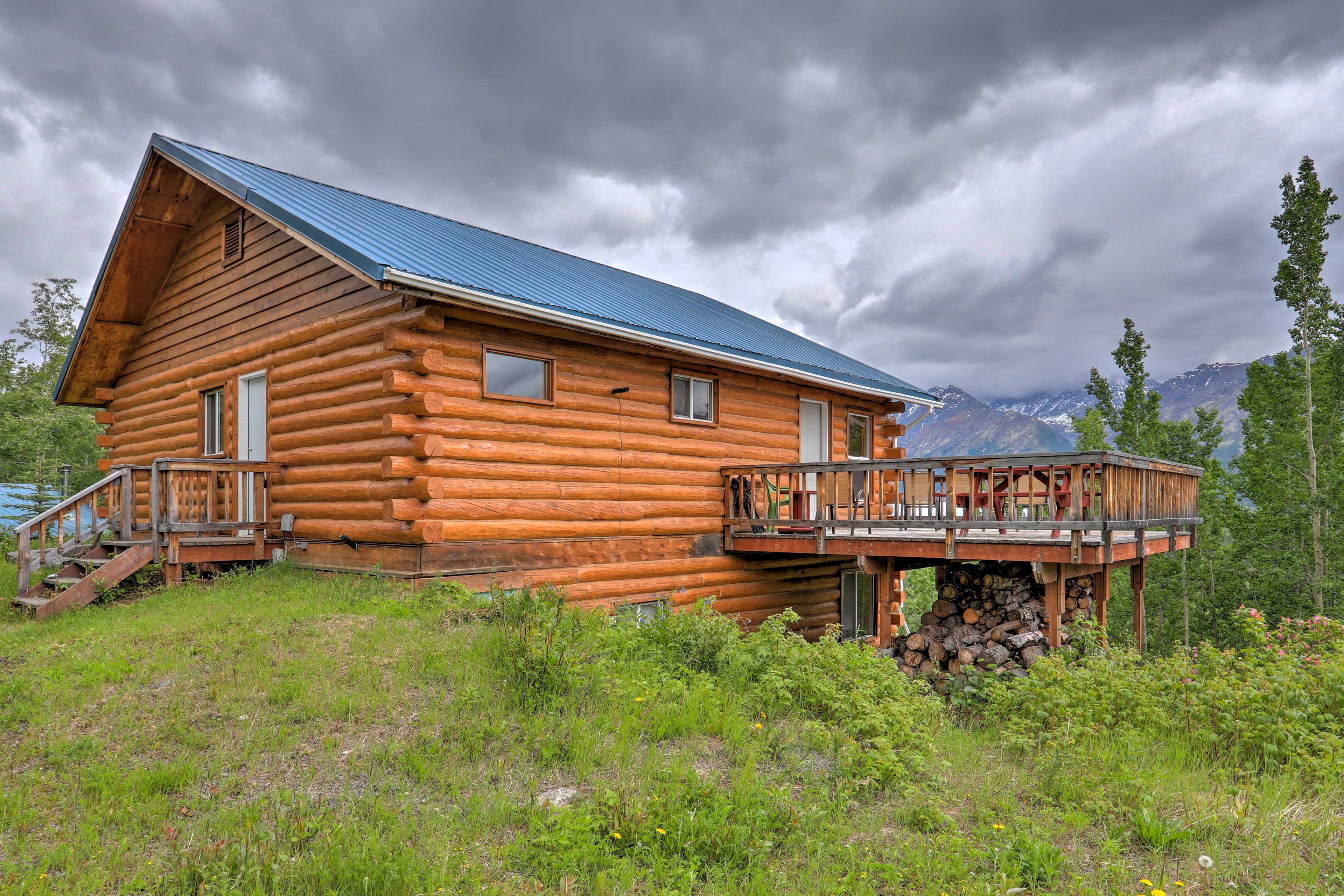 Property Exterior | Towels & Linens | Gravel Driveway Parking