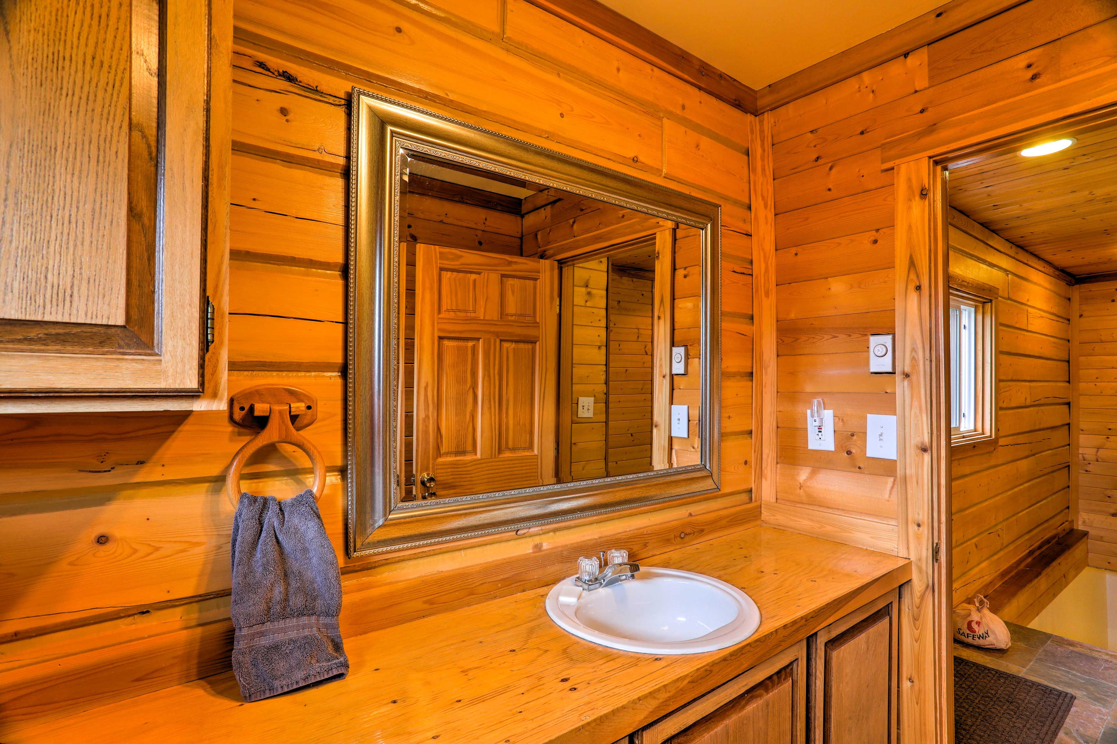 Full Bathroom | Shower/Tub Combo