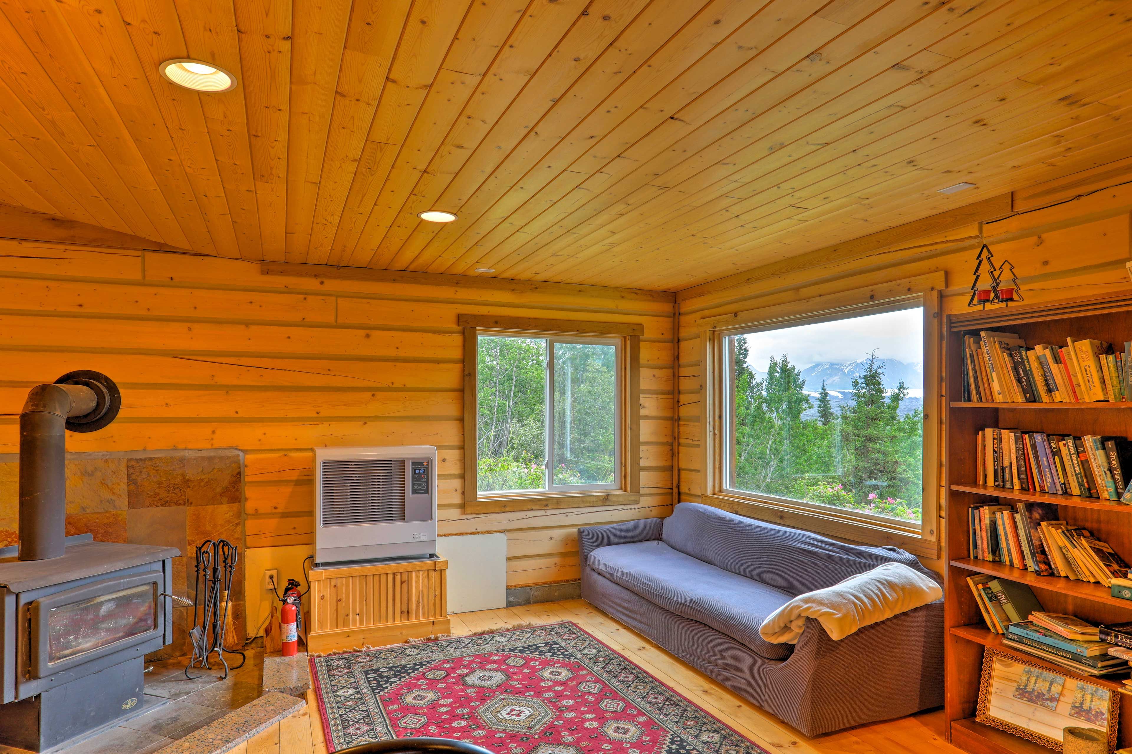 Living Room | Linens & Towels Provided