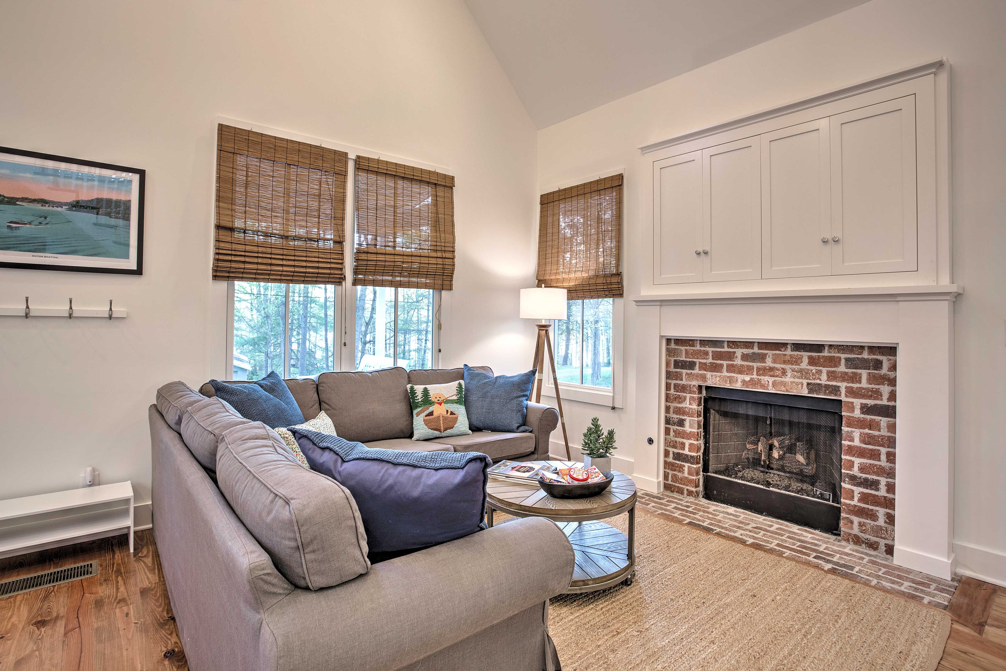 Living Room | Gas Fireplace | Smart TV