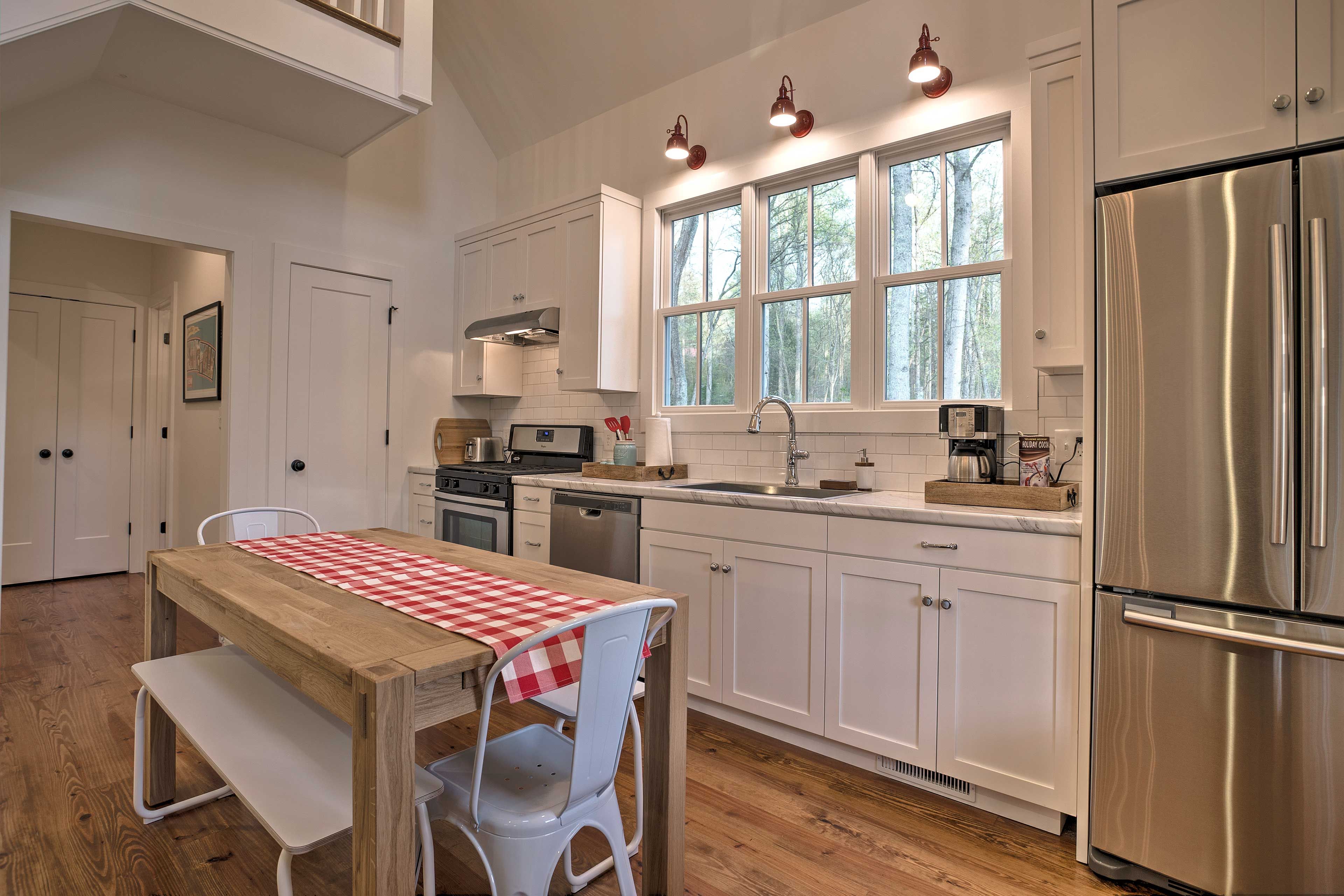 Dining Area | Dishes & Flatware Provided