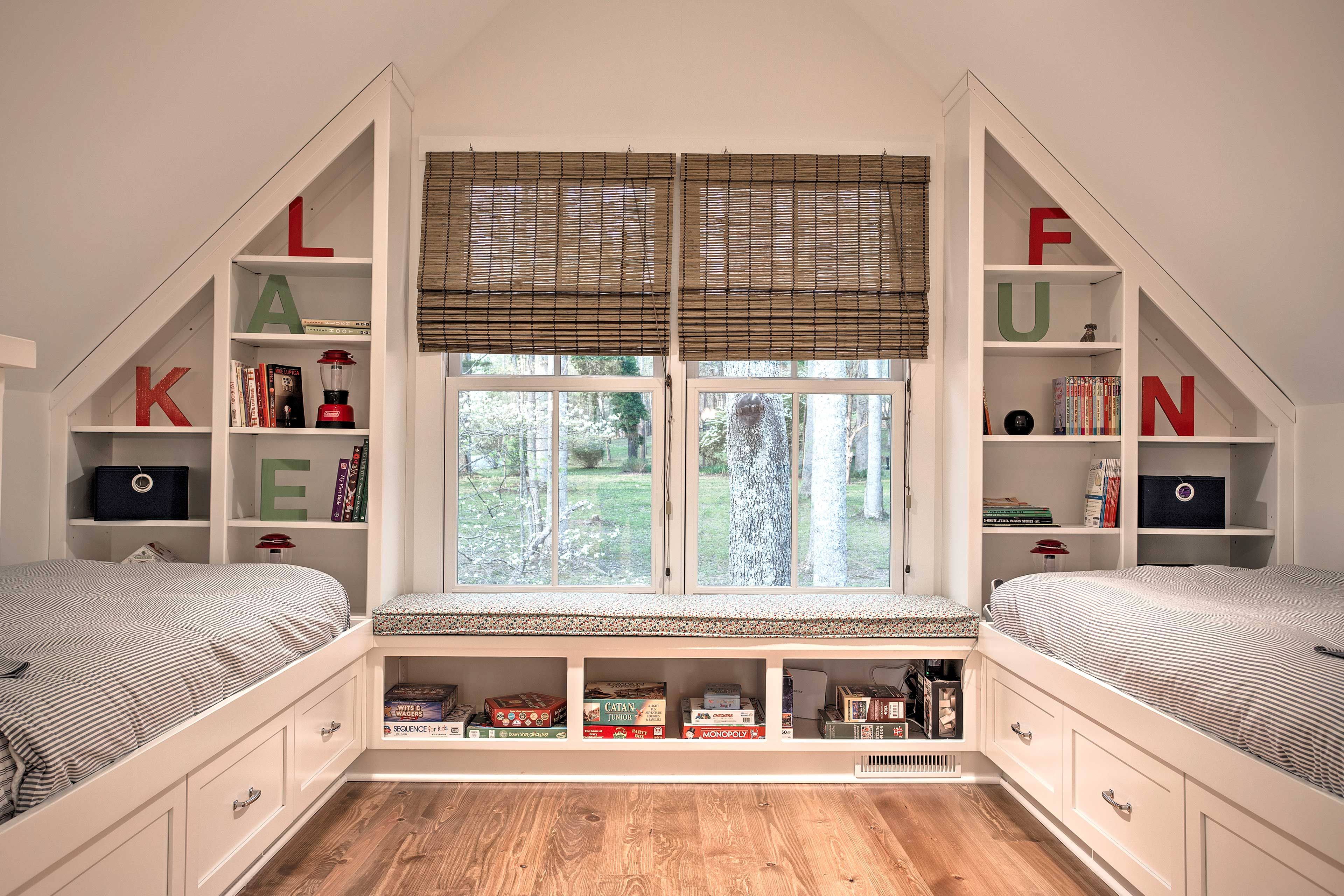 Loft | 4 Twin Beds | Books & Board Games