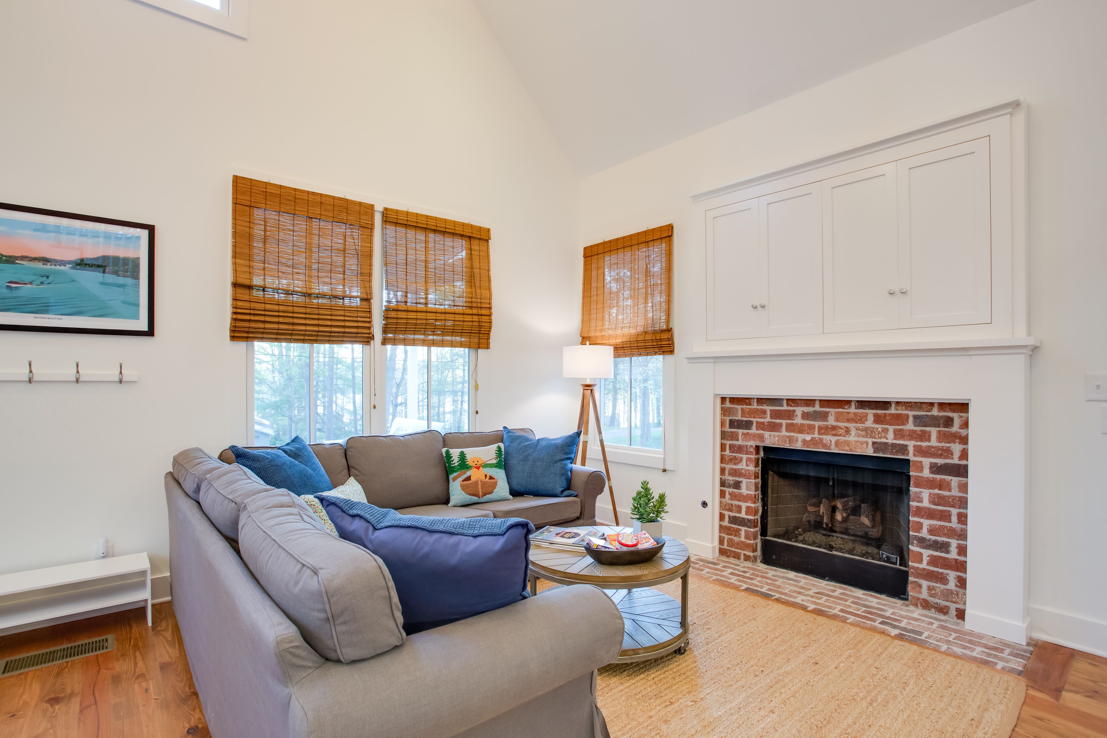 Living Room | Open Floor Plan | Free WiFi | Central A/C & Heating