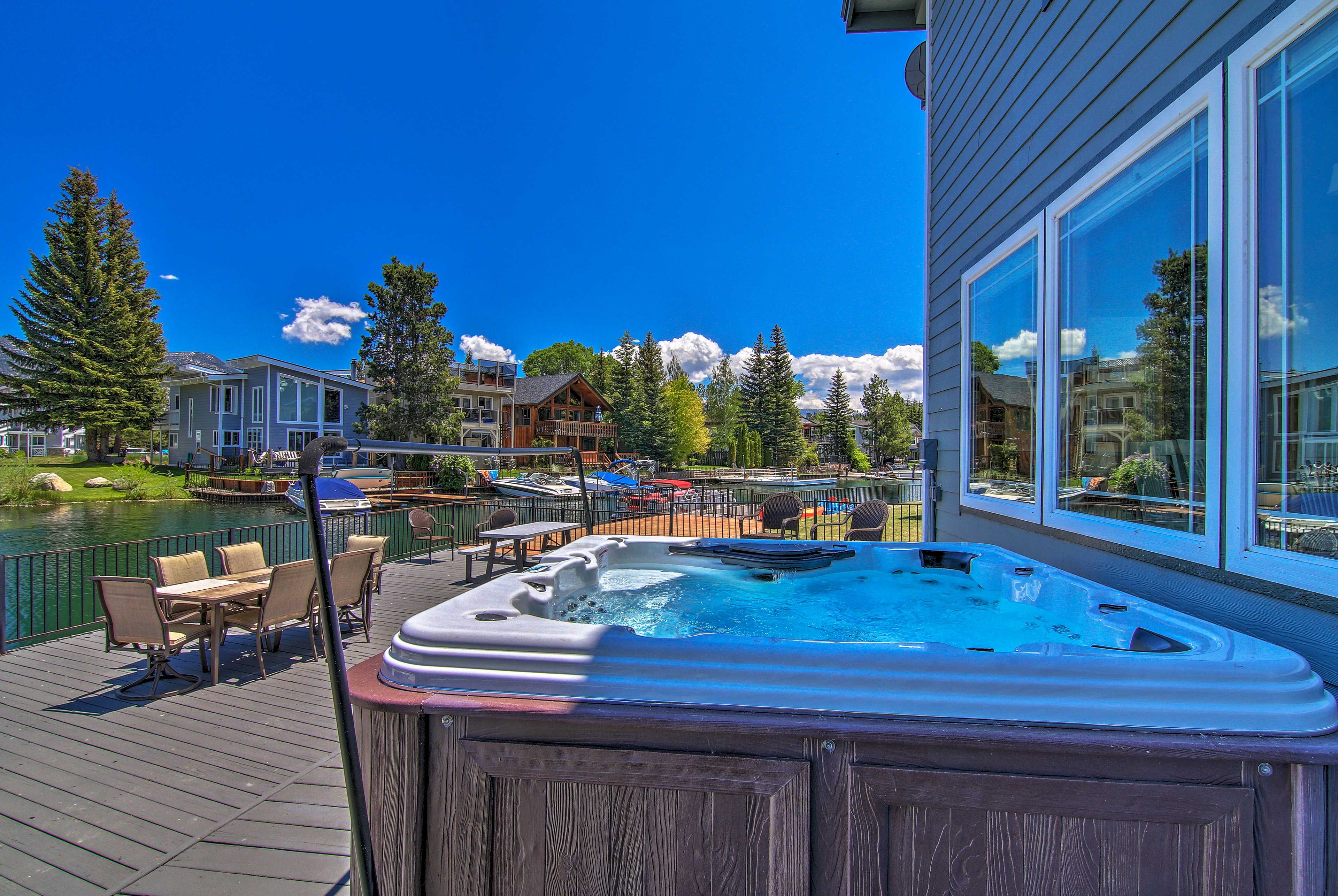 Live large with this expansive deck!