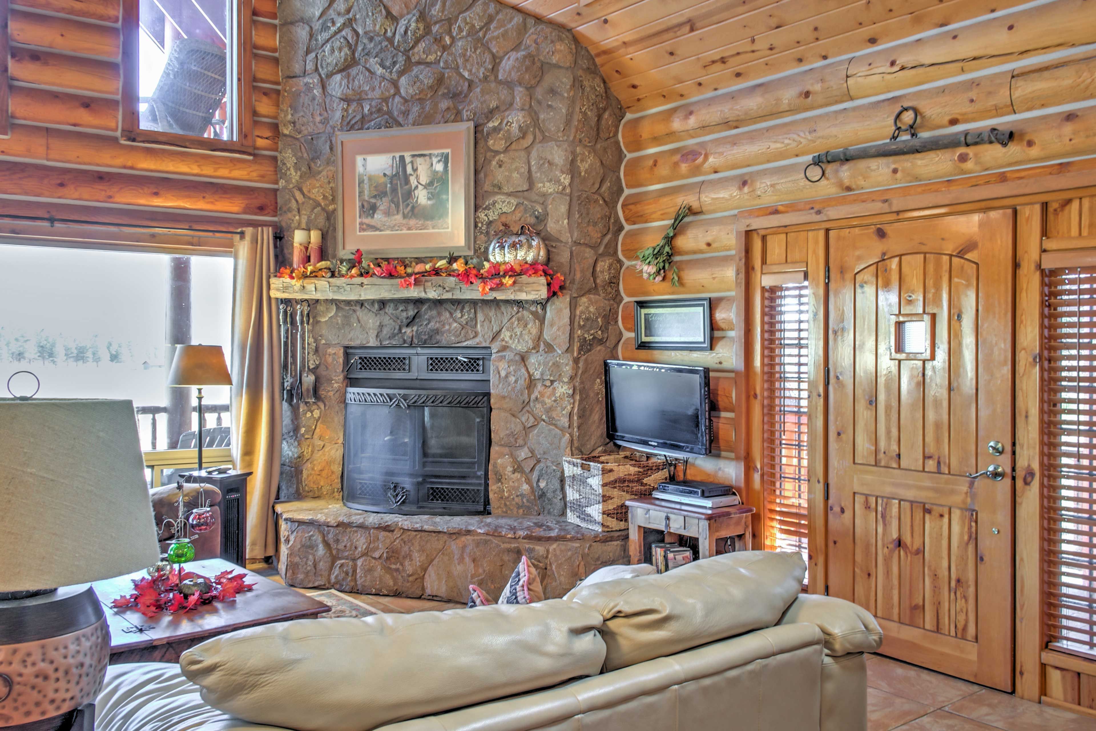 The charming cabin features 3 bedrooms, 3.5 bathrooms and space for 13.
