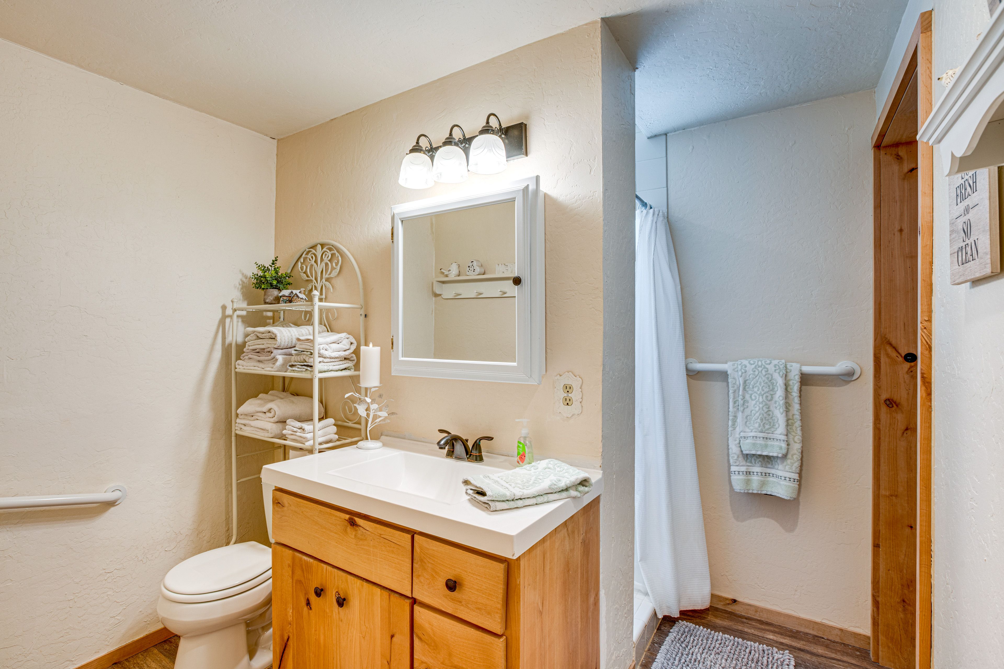 Full Bathroom | Towels Provided