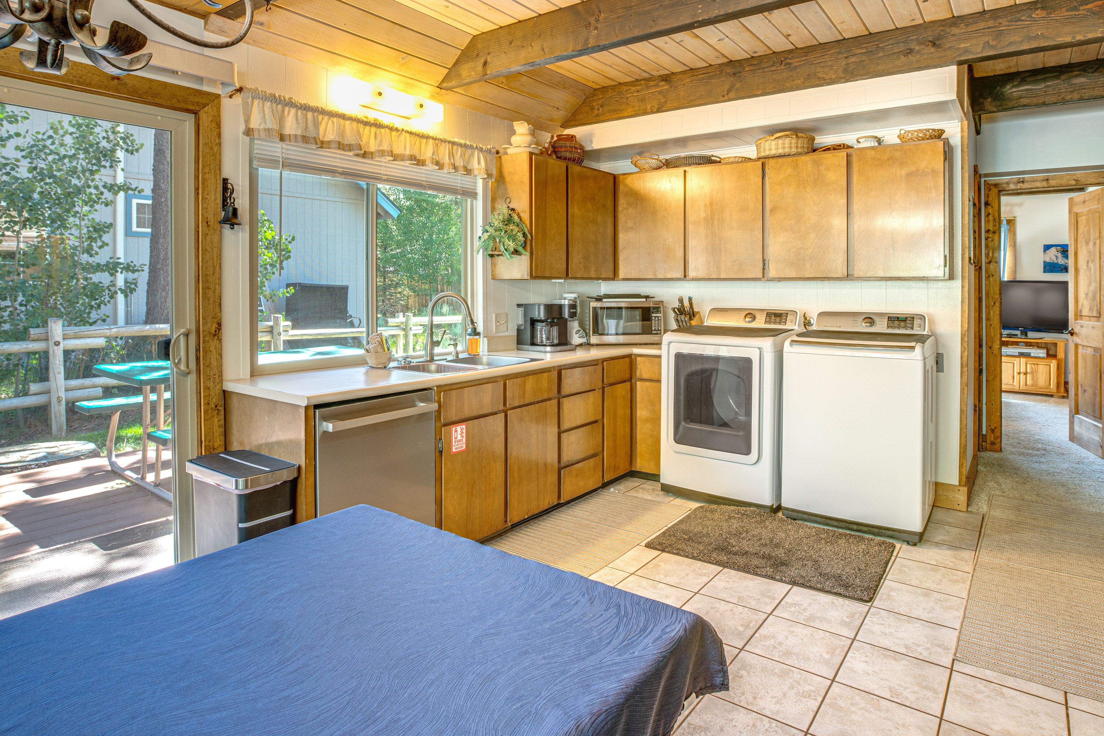 Kitchen | Crockpot | Dishware & Flatware