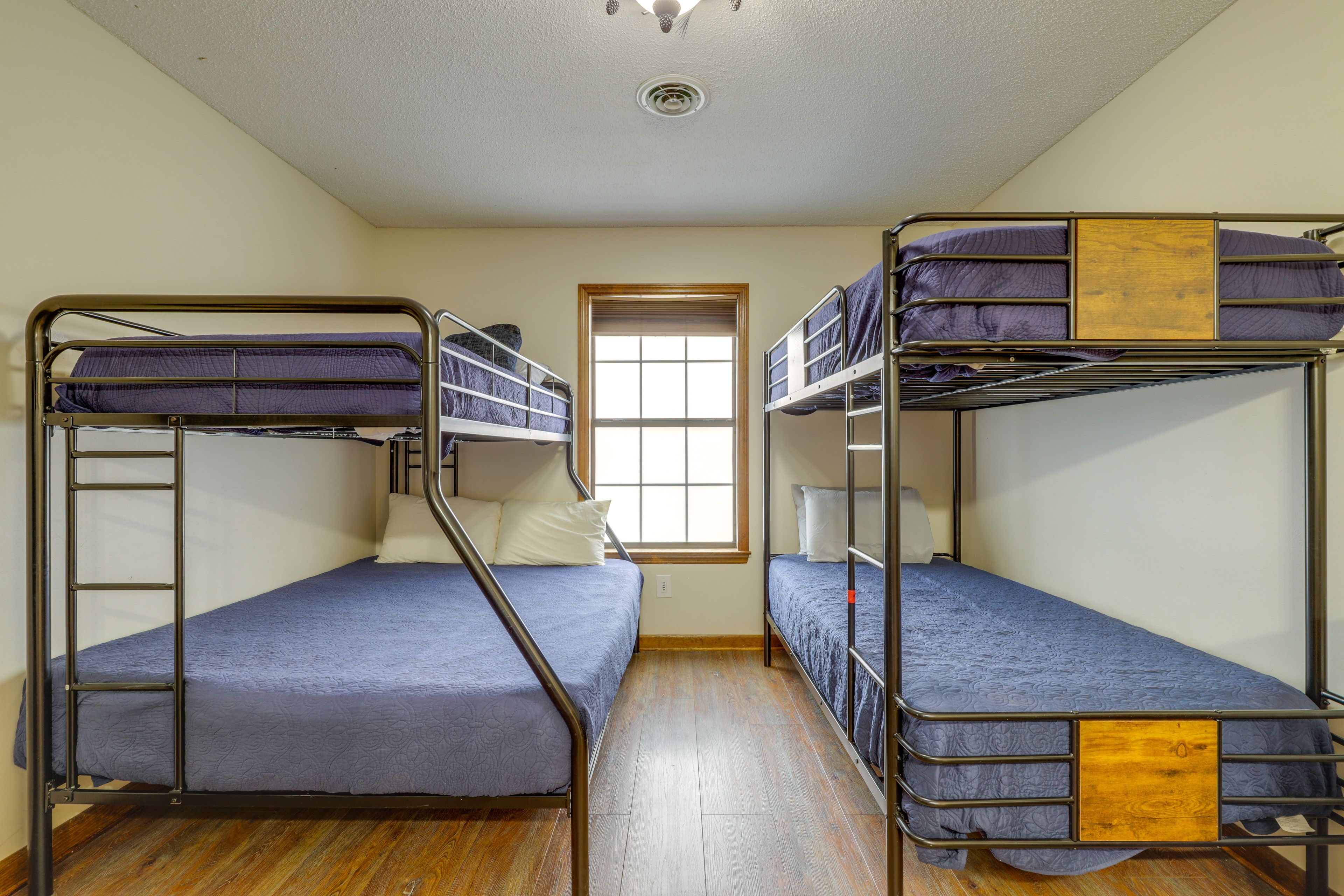 Bedroom 3 | 1 Twin/Queen Bunk Bed, 1 Twin Bunk Bed