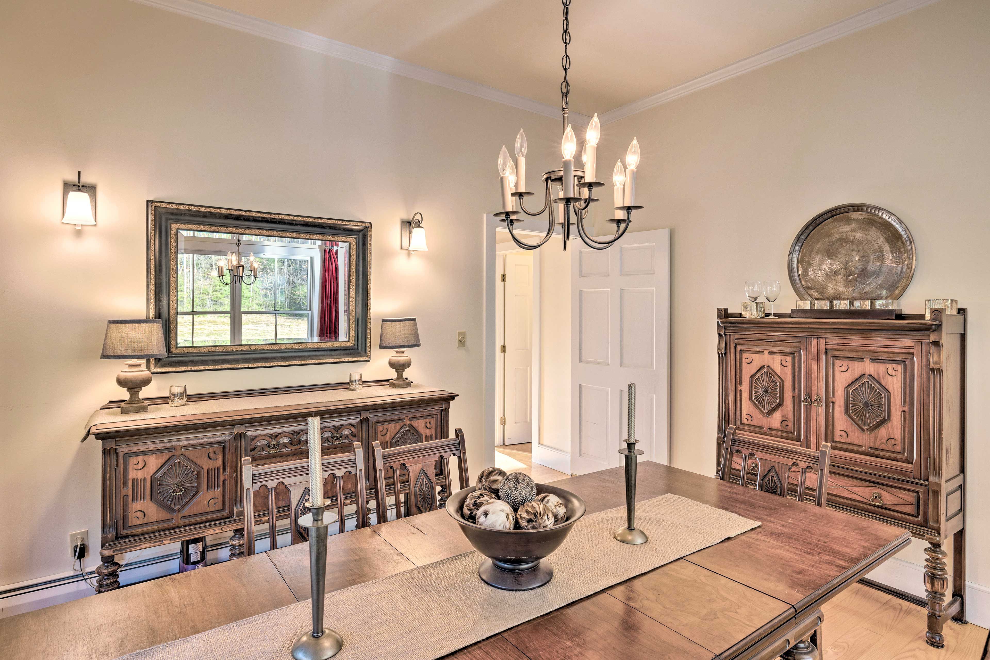 Dining Area | Dishware/Flatware Provided