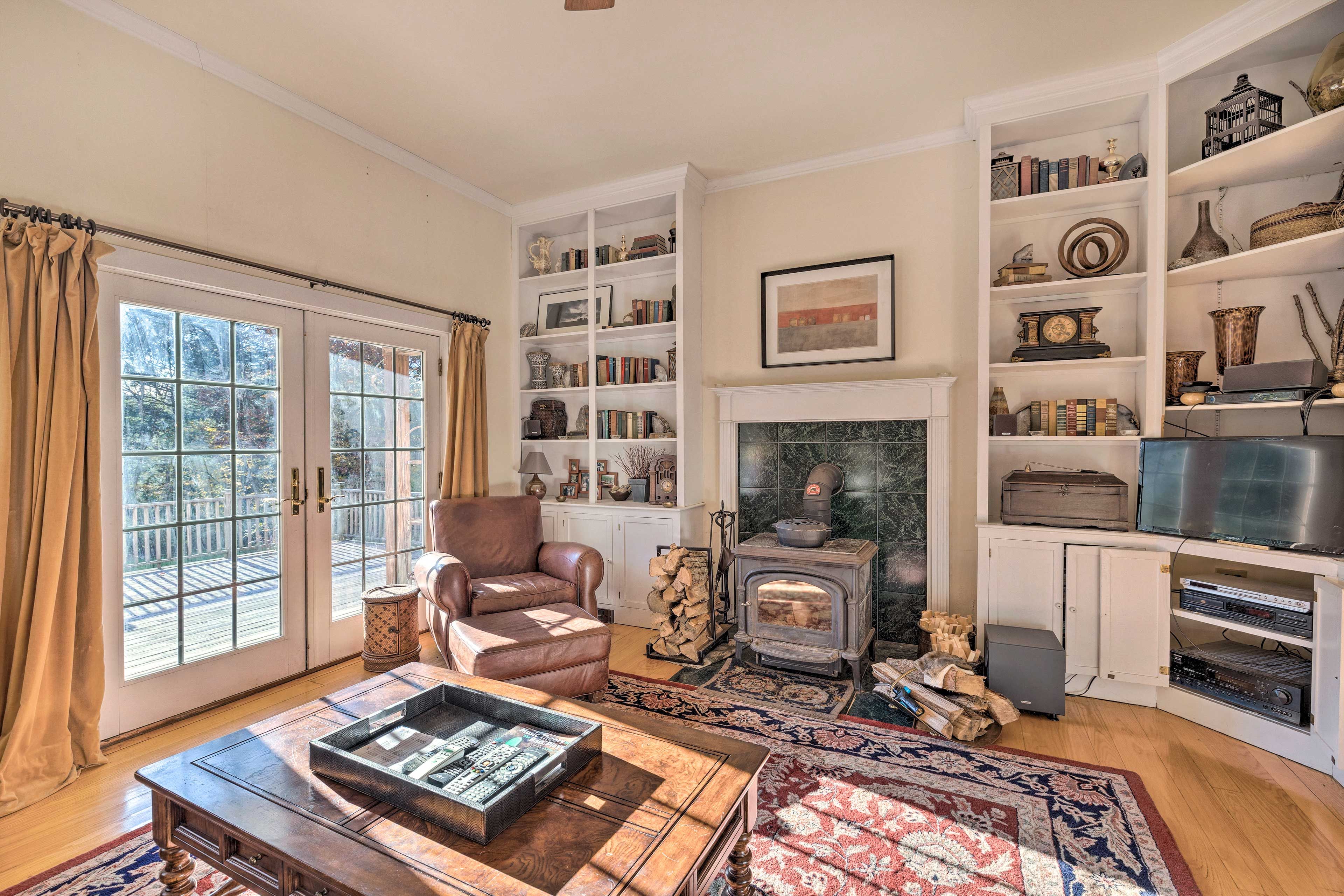 Living Room | Smart TV w/ Cable