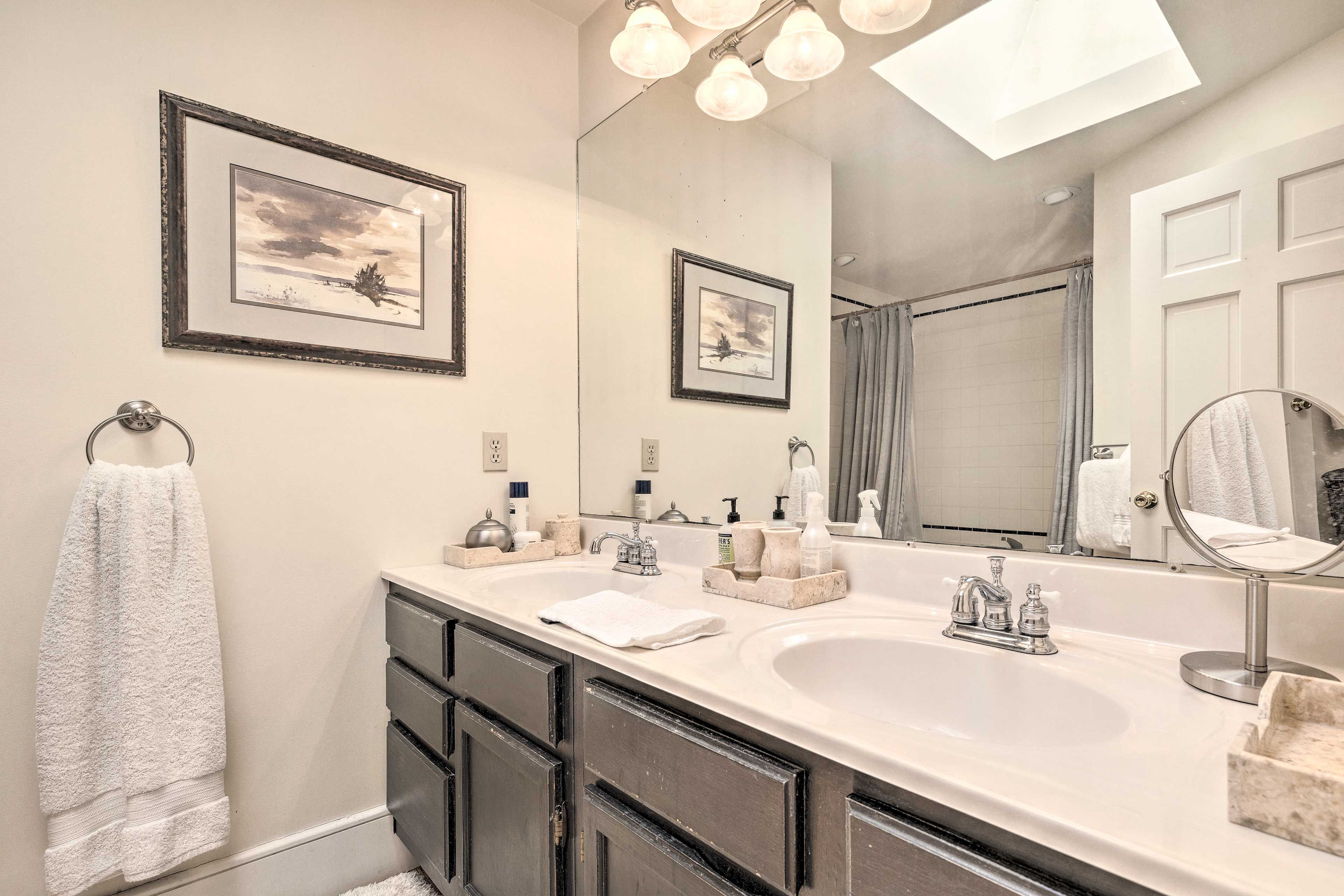 Full Bathroom | Complimentary Toiletries