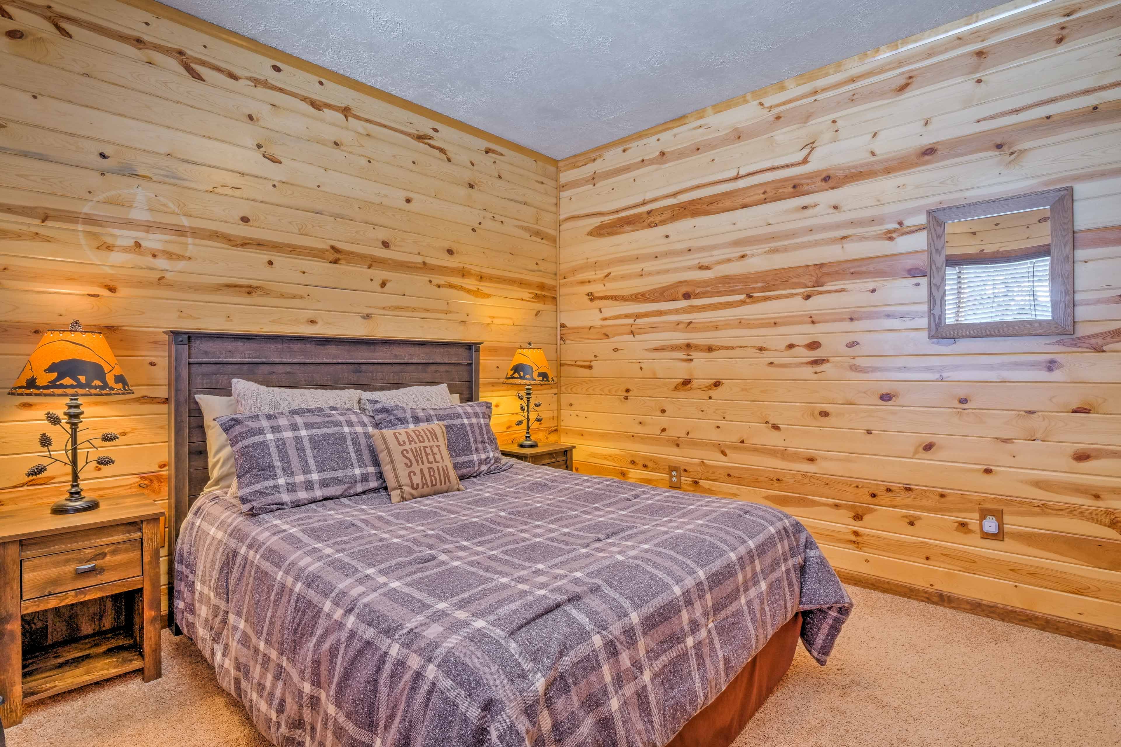 Bedroom 1 | Queen Bed