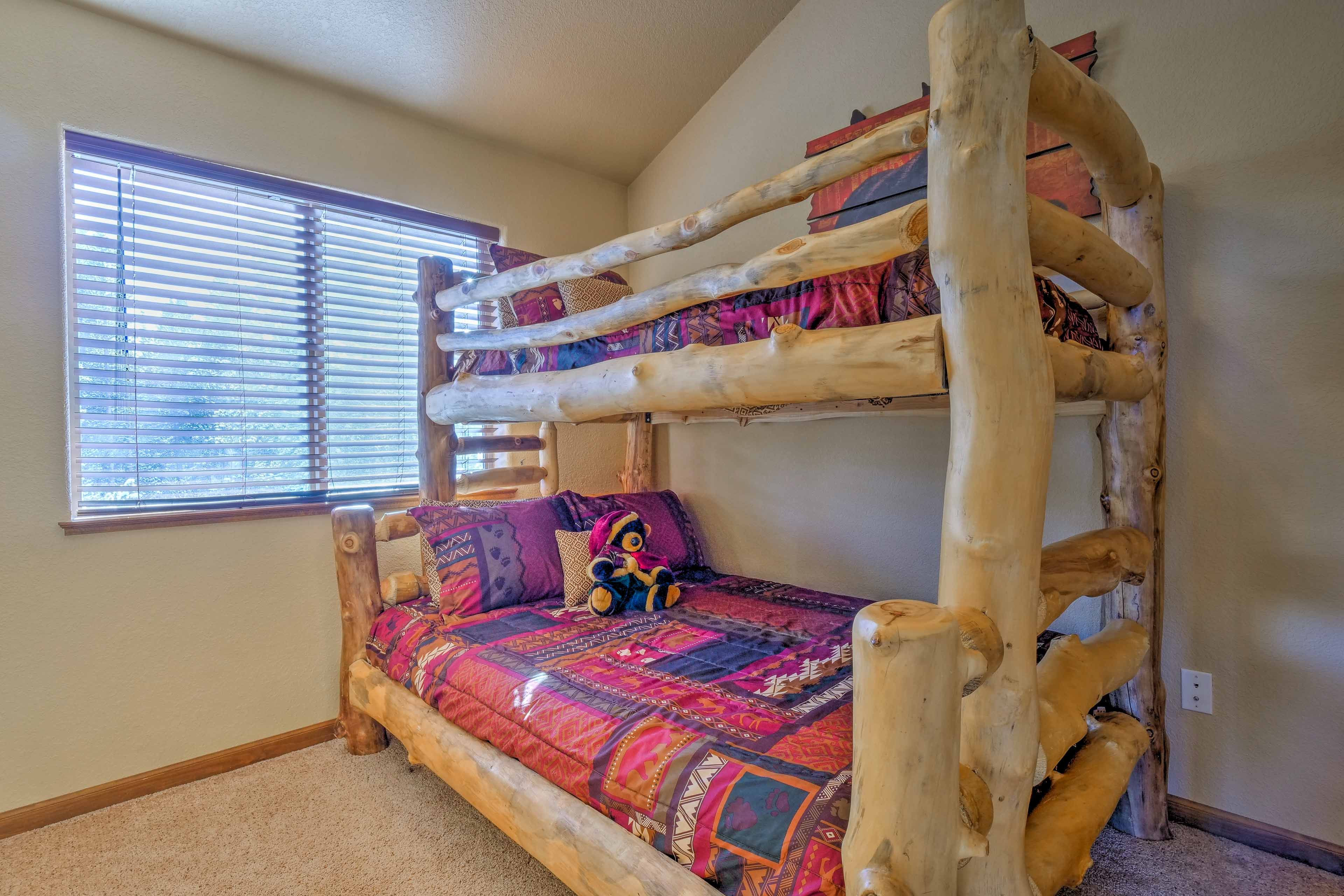 Bedroom 3 | Twin/Full Bunk Bed