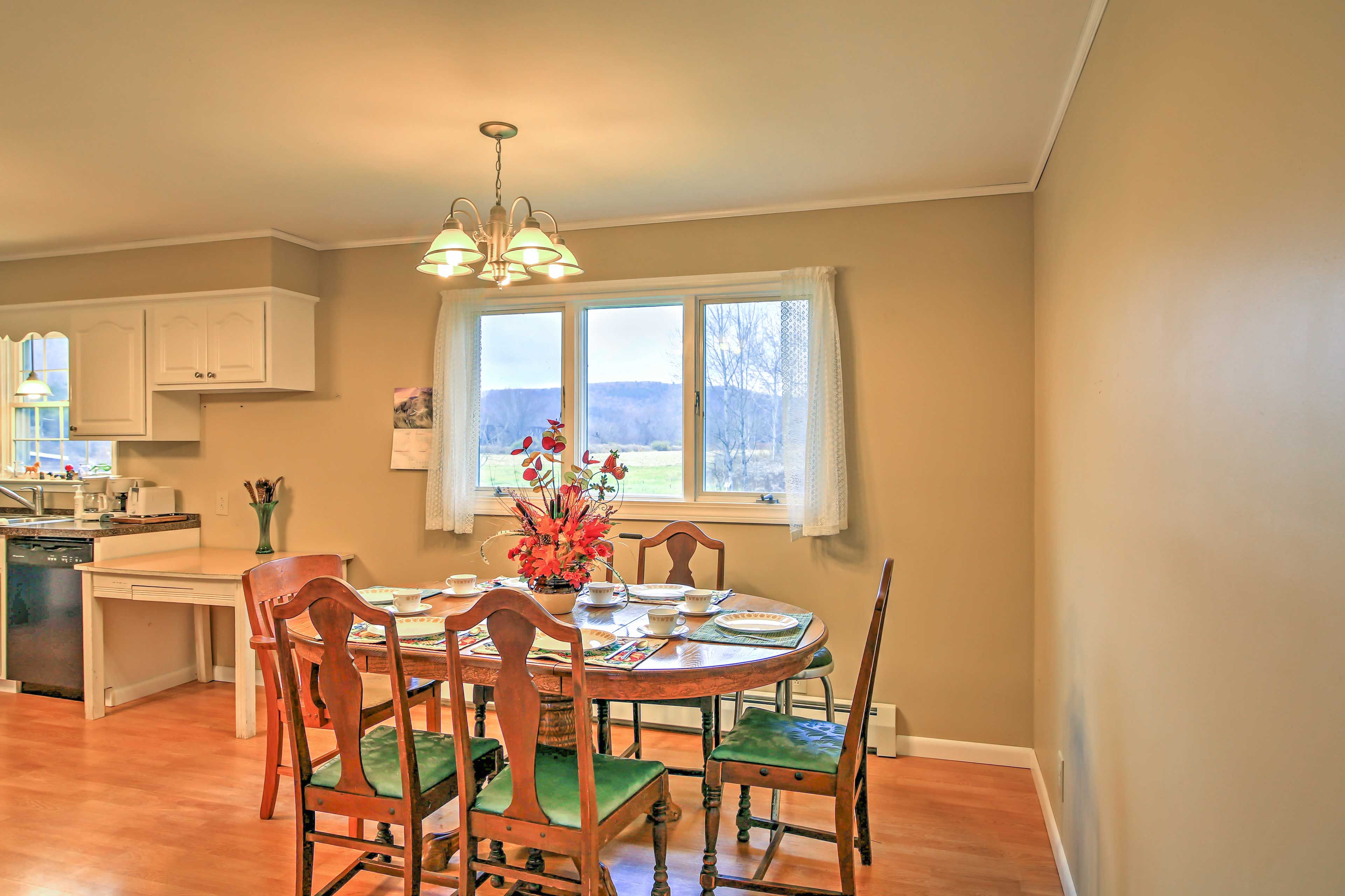 Dining Table | Dishes & Flatware