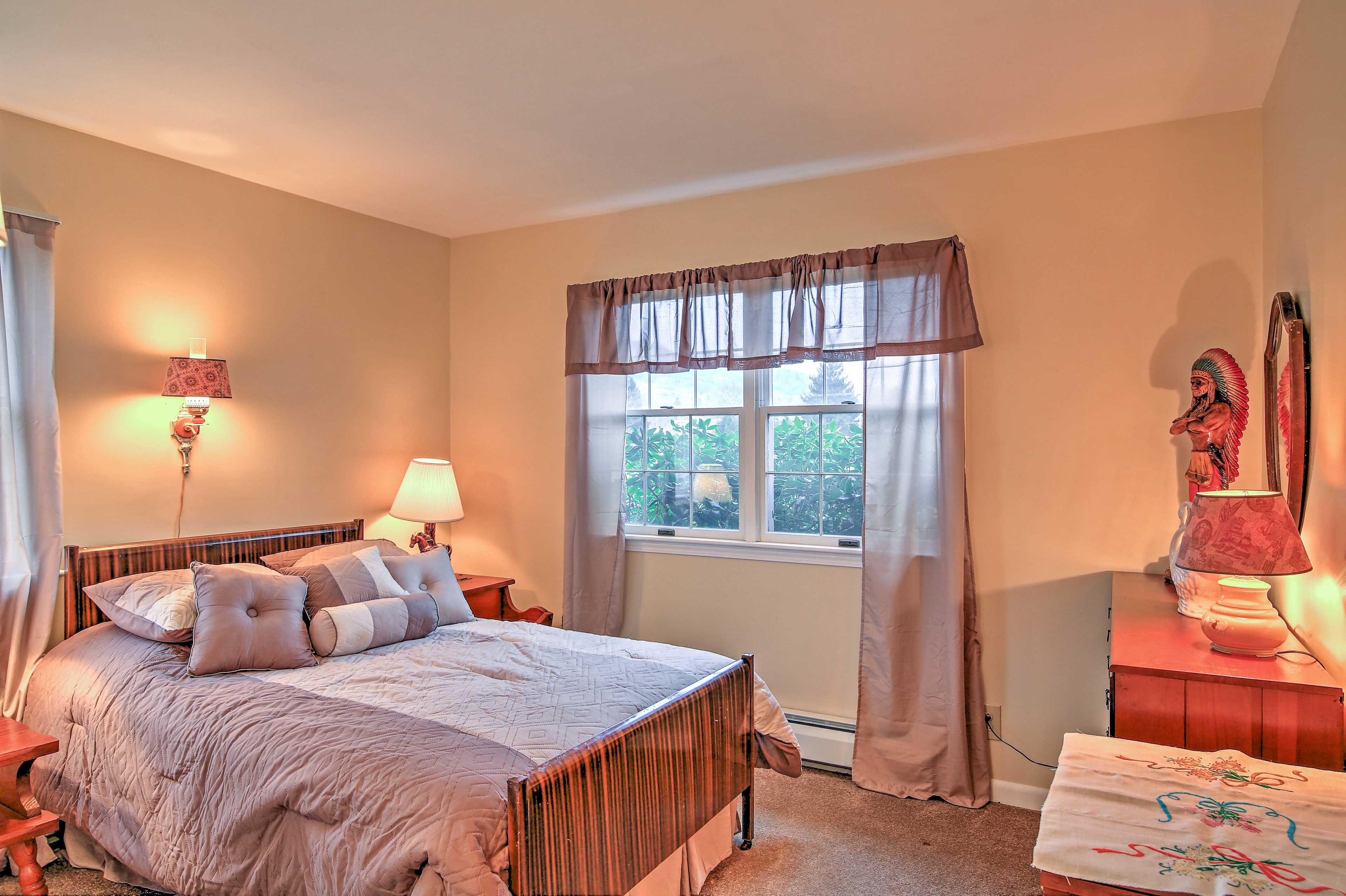 Bedroom 1 | Queen Bed