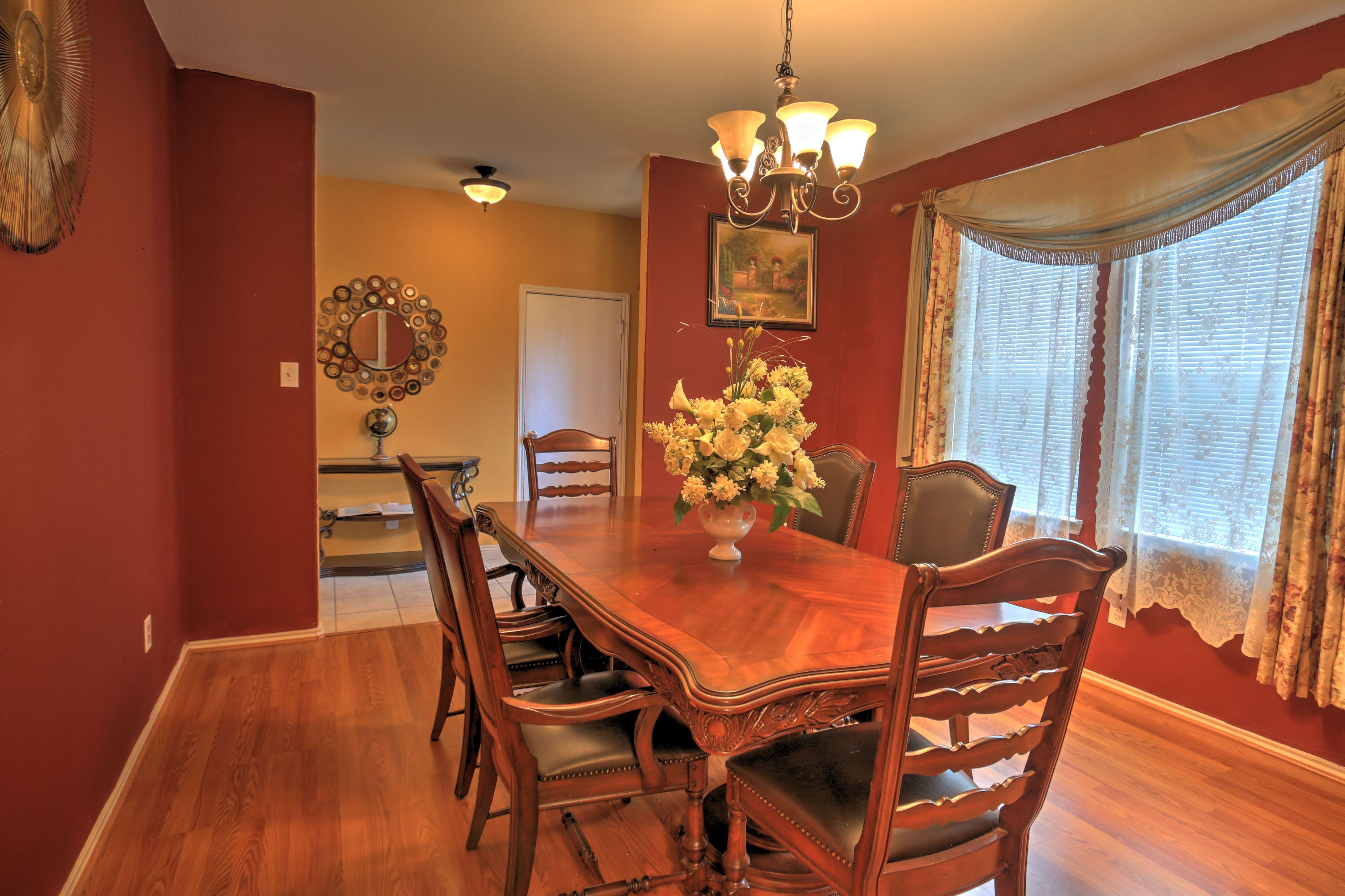 Set the table before sitting down to dinner.