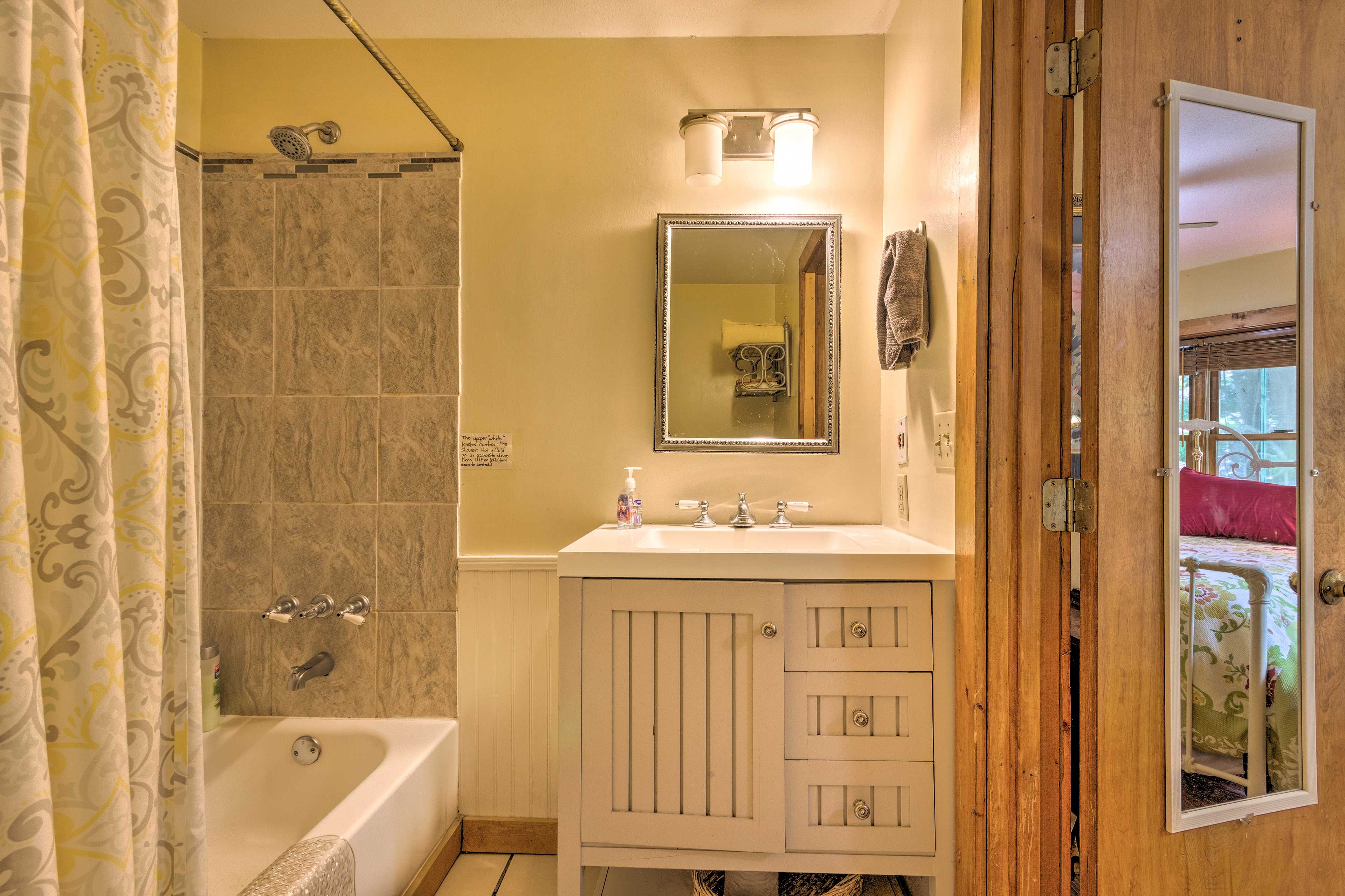 Full Bathroom | Towels Provided