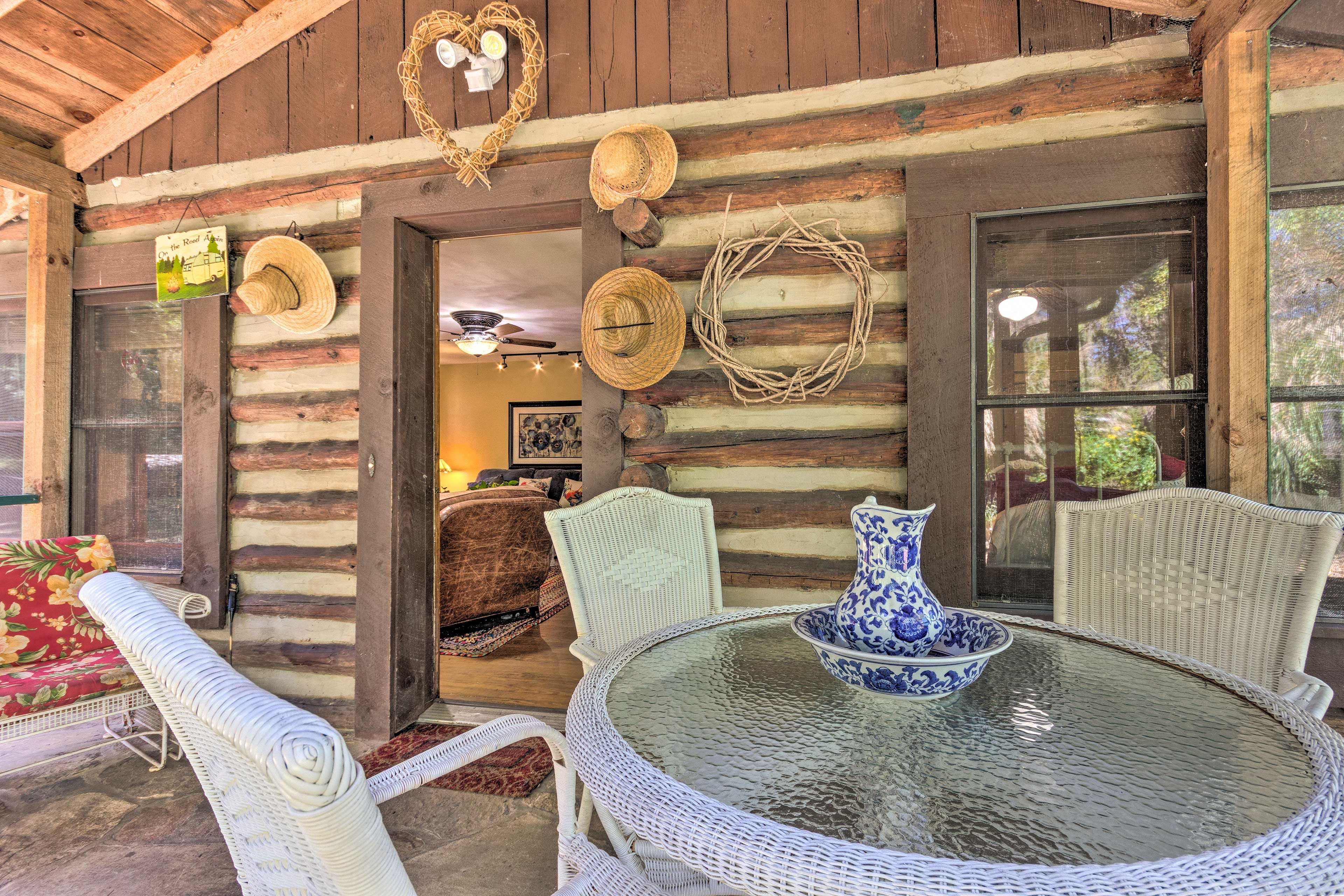 Screened-In Porch | Ample Seating