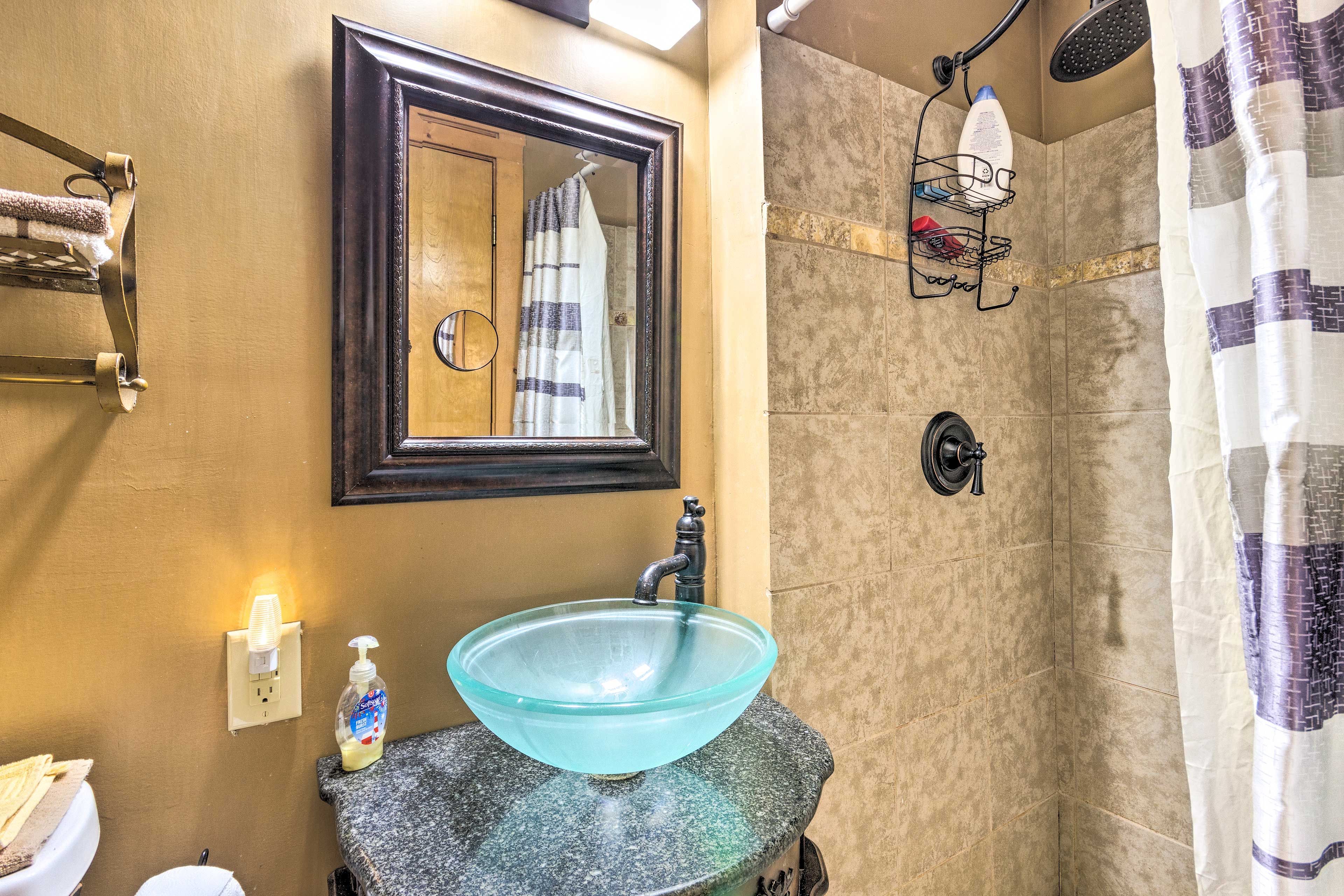 Full Bathroom | Towels & Complimentary Toiletries Provided