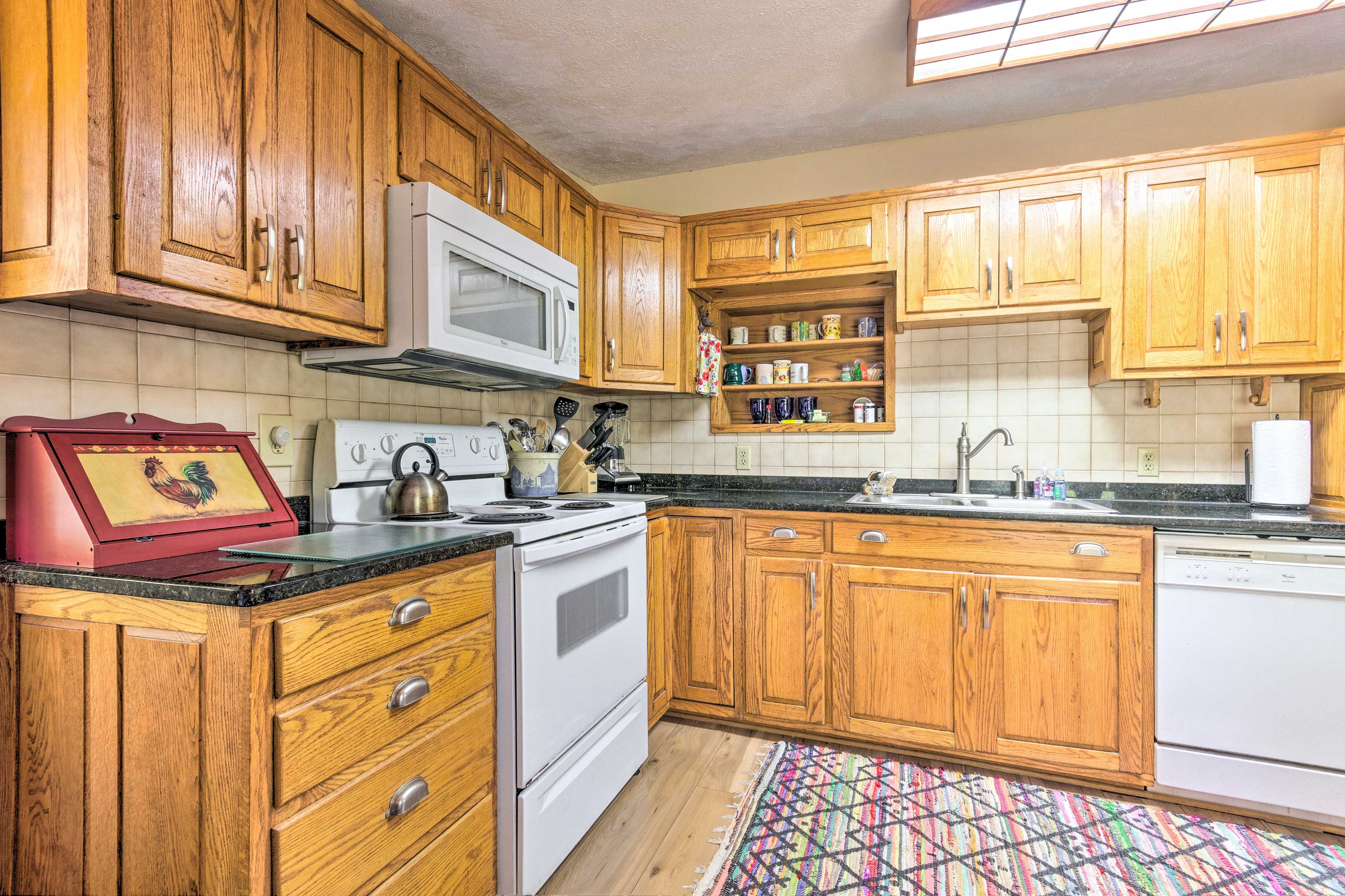 Fully Equipped Kitchen | Living Room Kitchenette w/ Microwave & Coffee Maker