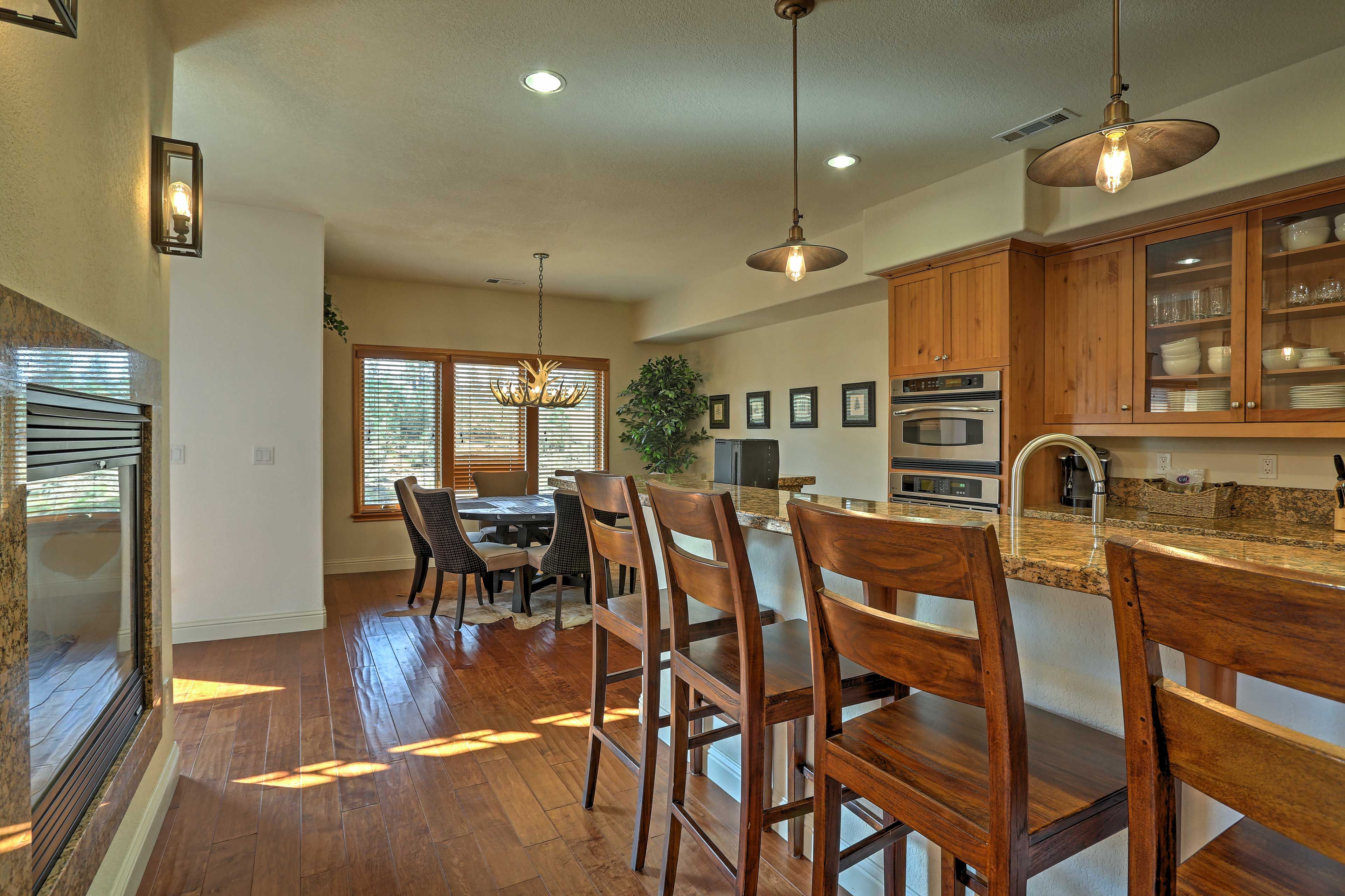 Enjoy a hearty breakfast at this expansive eating counter.