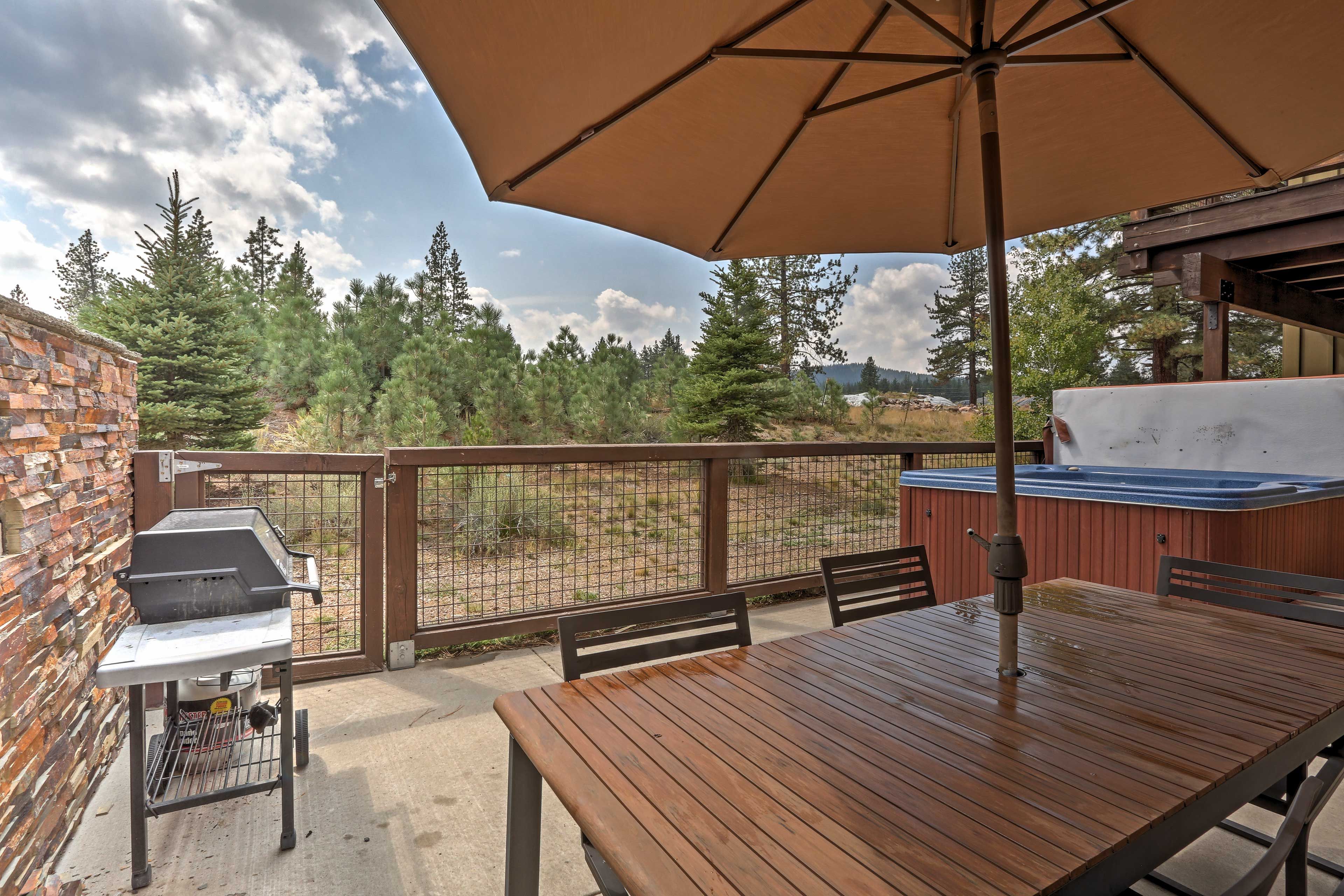 Gather your family and friends on the patio for a zesty, barbecue-style dinner.