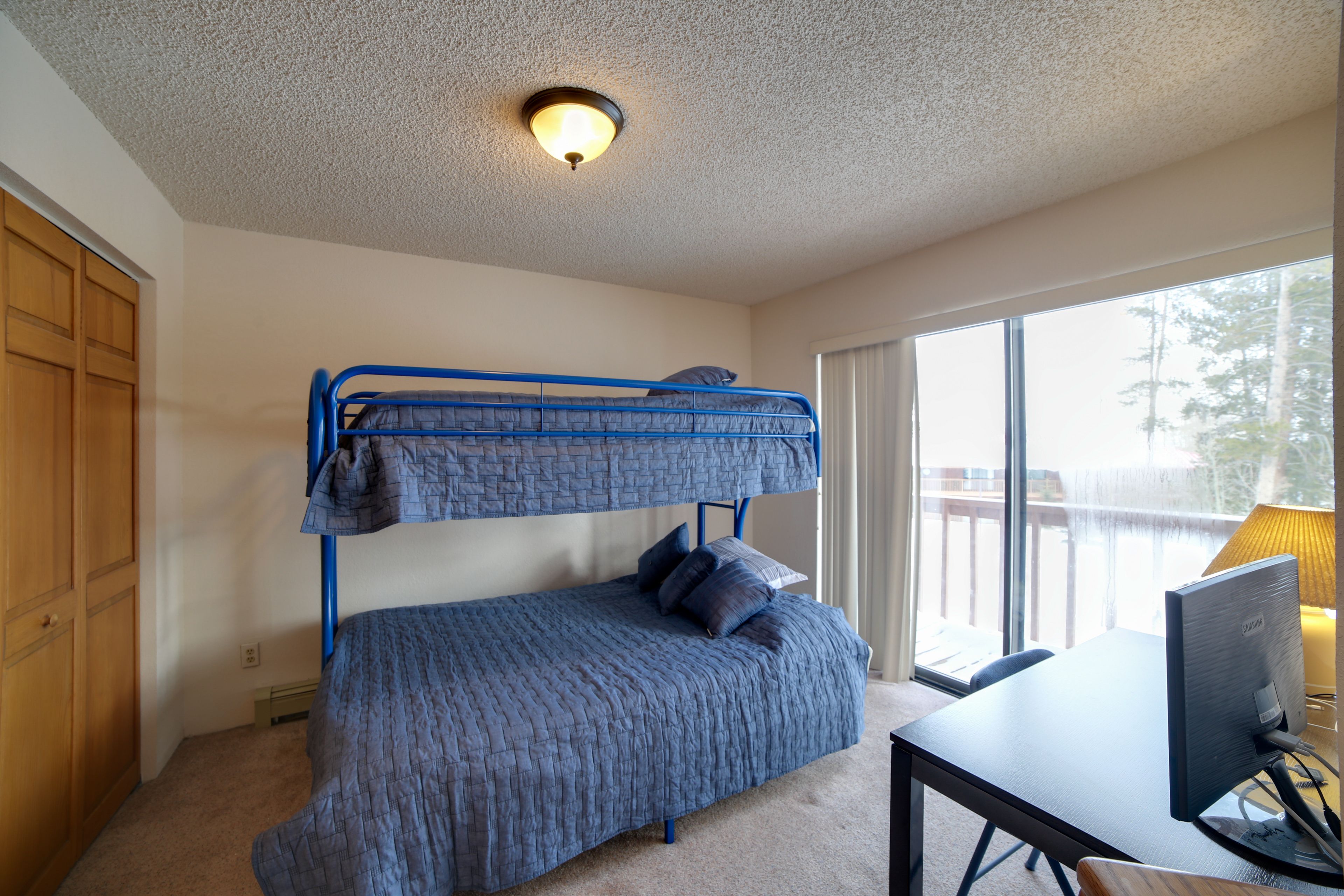 Bedroom 3 | Twin/Queen Bunk Bed