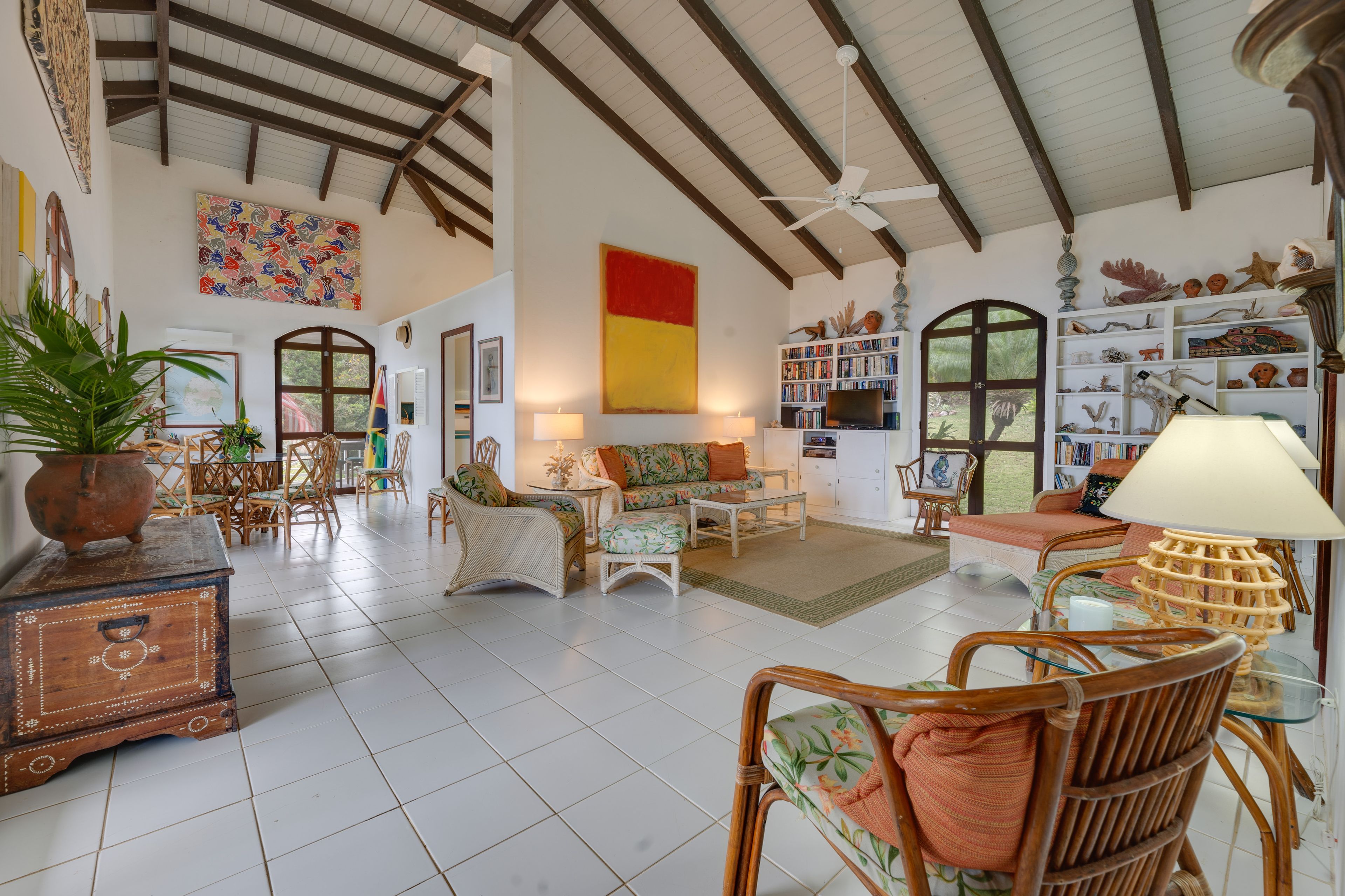 Living Room | Cable TV | Free WiFi