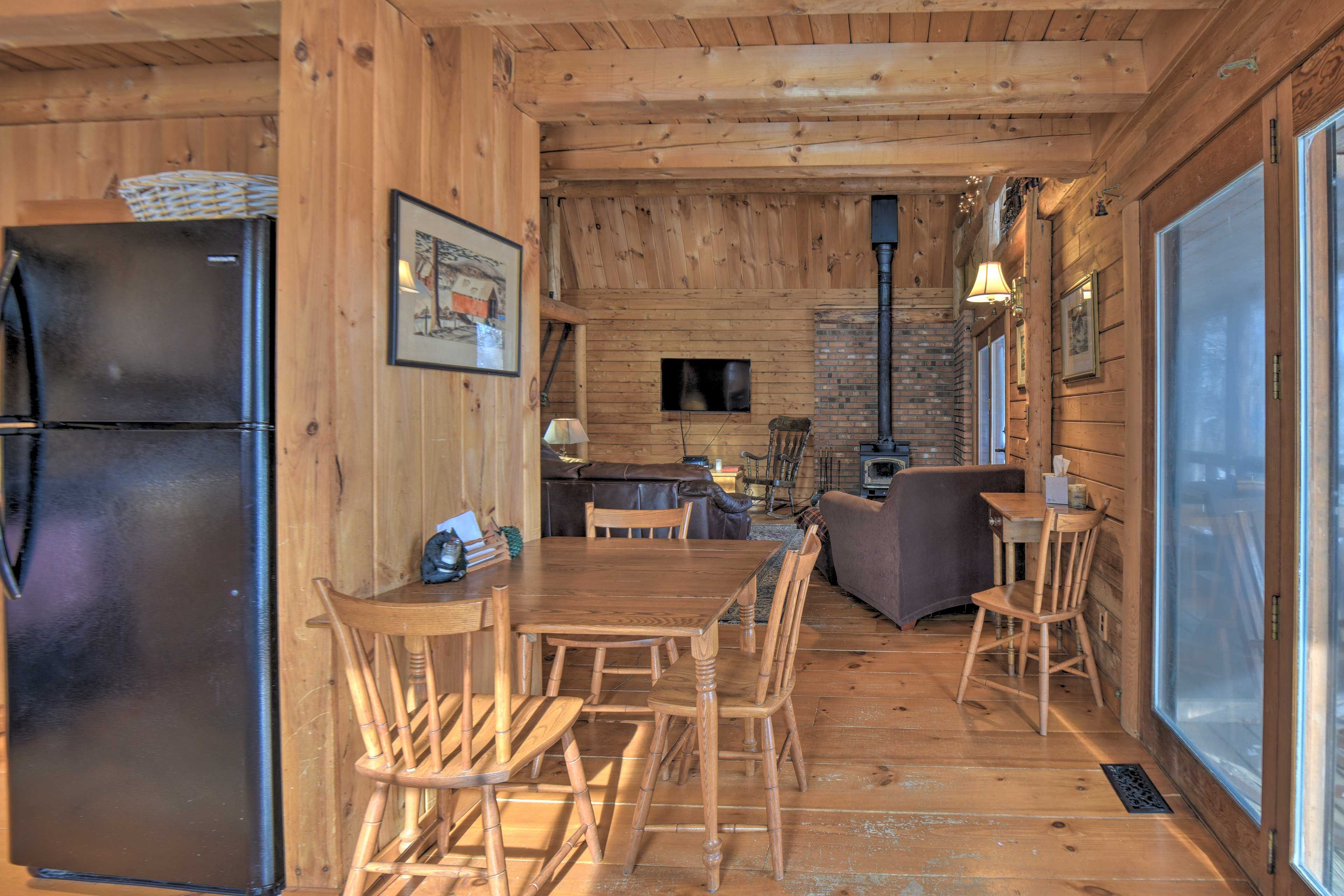 Dining Area | Dishes & Flatware Provided