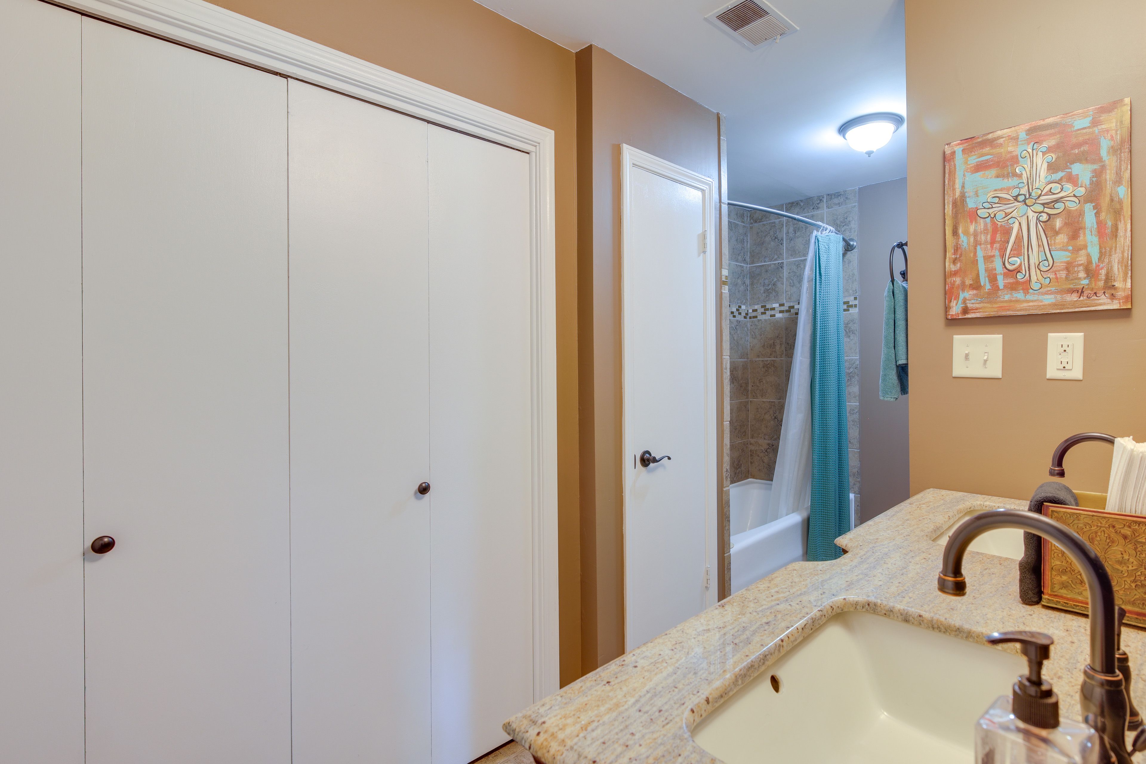 En-Suite Bathroom | Towels Provided