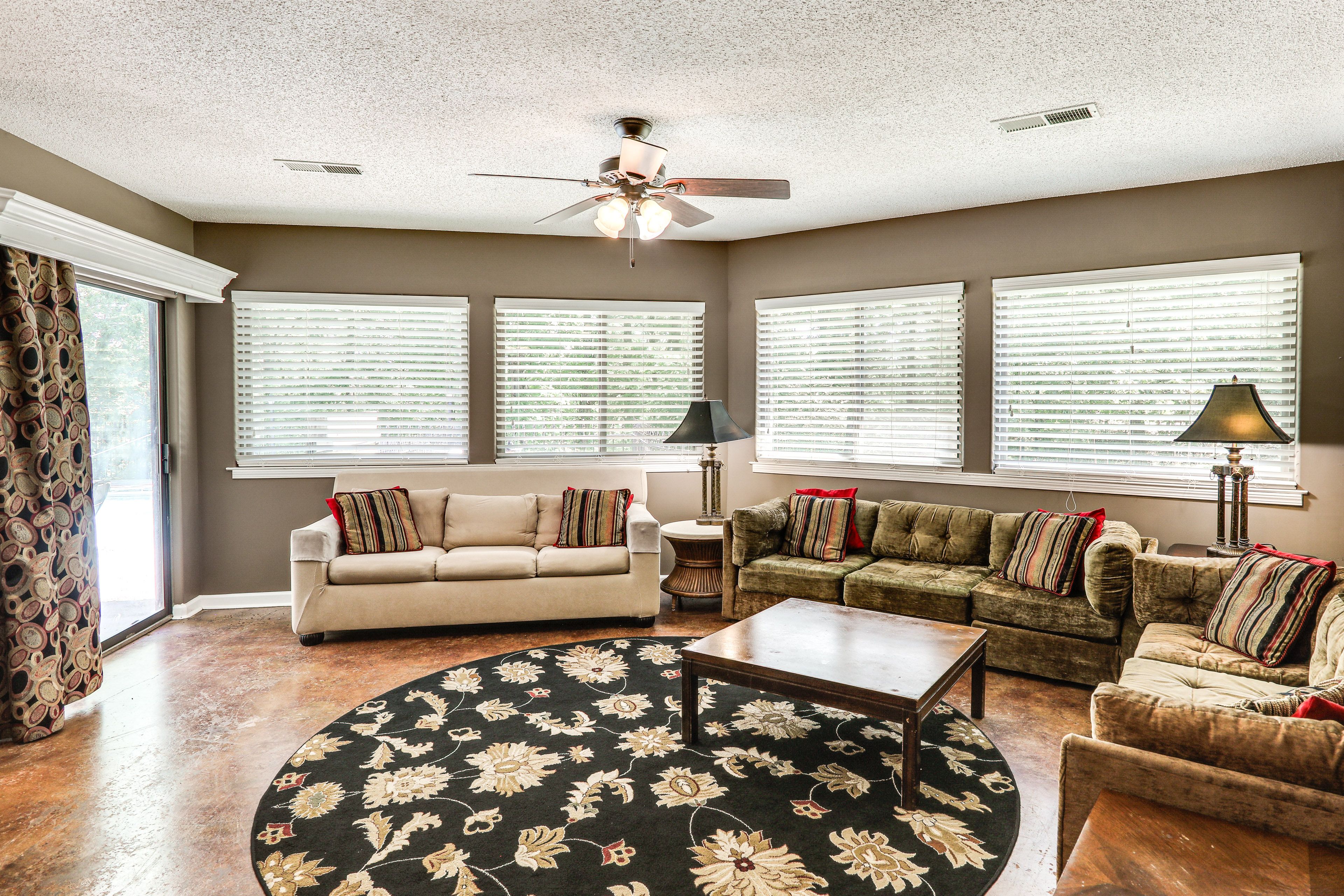 Living Room | Free WiFi | Cable TV | Central A/C & Heat
