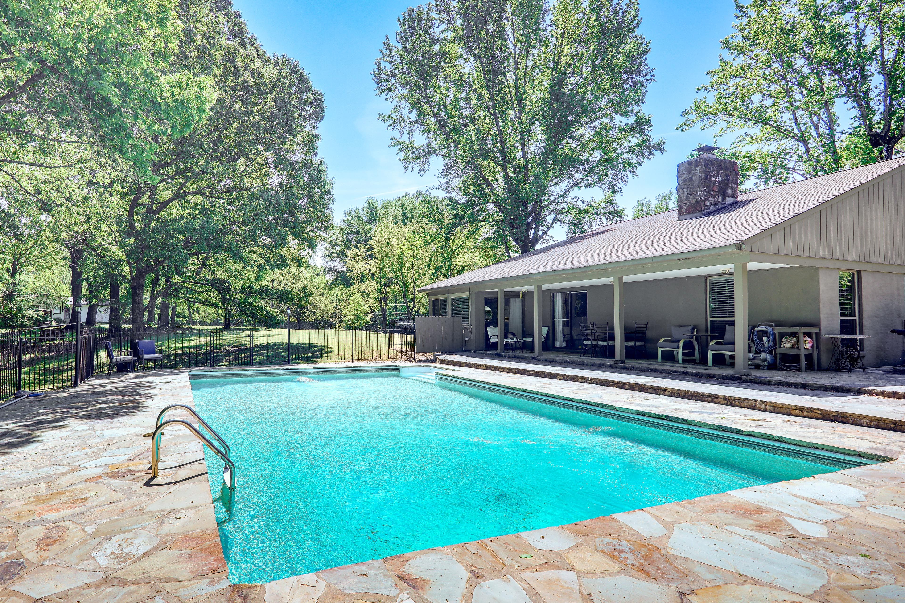 Southaven Vacation Rental | 4BR | 3BA | 3,500 Sq Ft | 3 Steps for Access