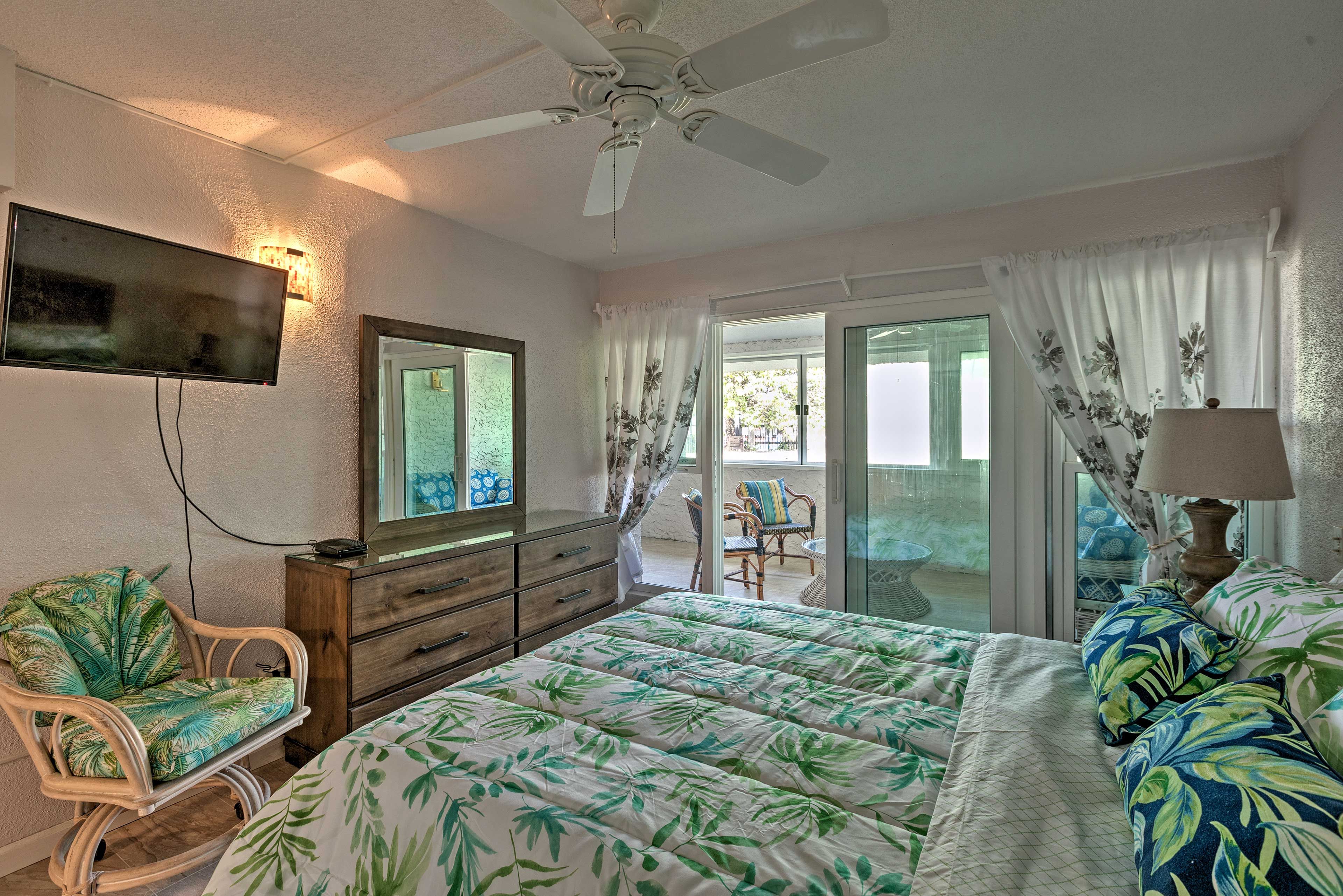 Bedroom 1 | Queen Bed | 1st Floor | Smart TV | Veranda Access