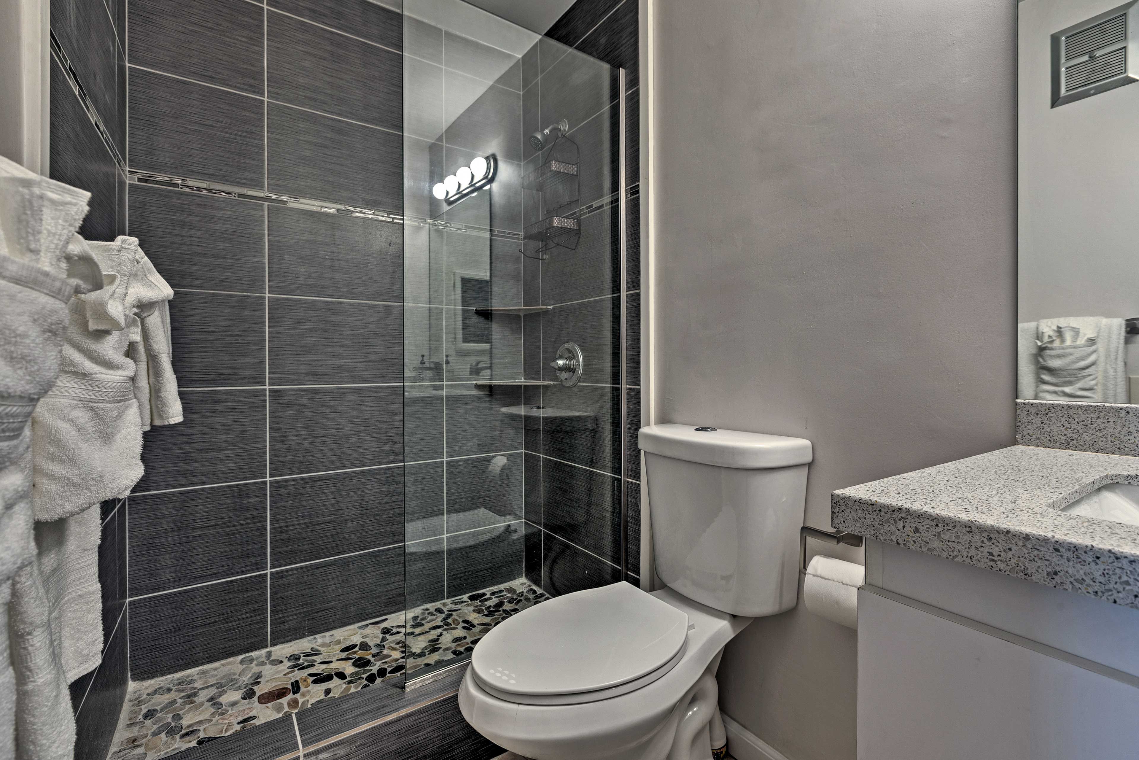 En-Suite Bath | Complimentary Toiletries